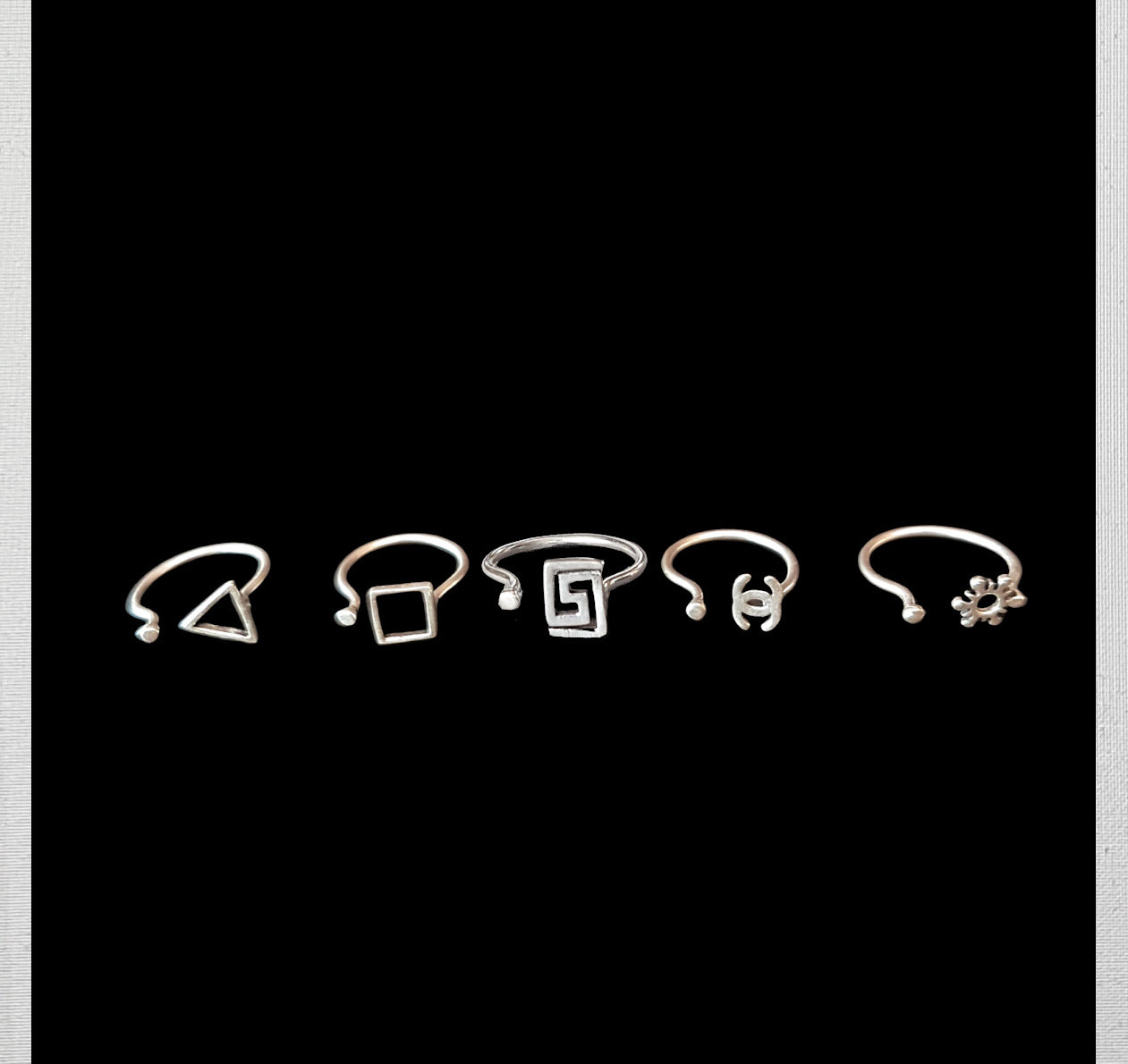 Ensemble de 5 bagues en argent délicates. Tailles réglables, design celtique. Labyrinthe triangulaire carré soleil lune. À porter sur le pouce et tous les doigts ou comme bague d'articulation.