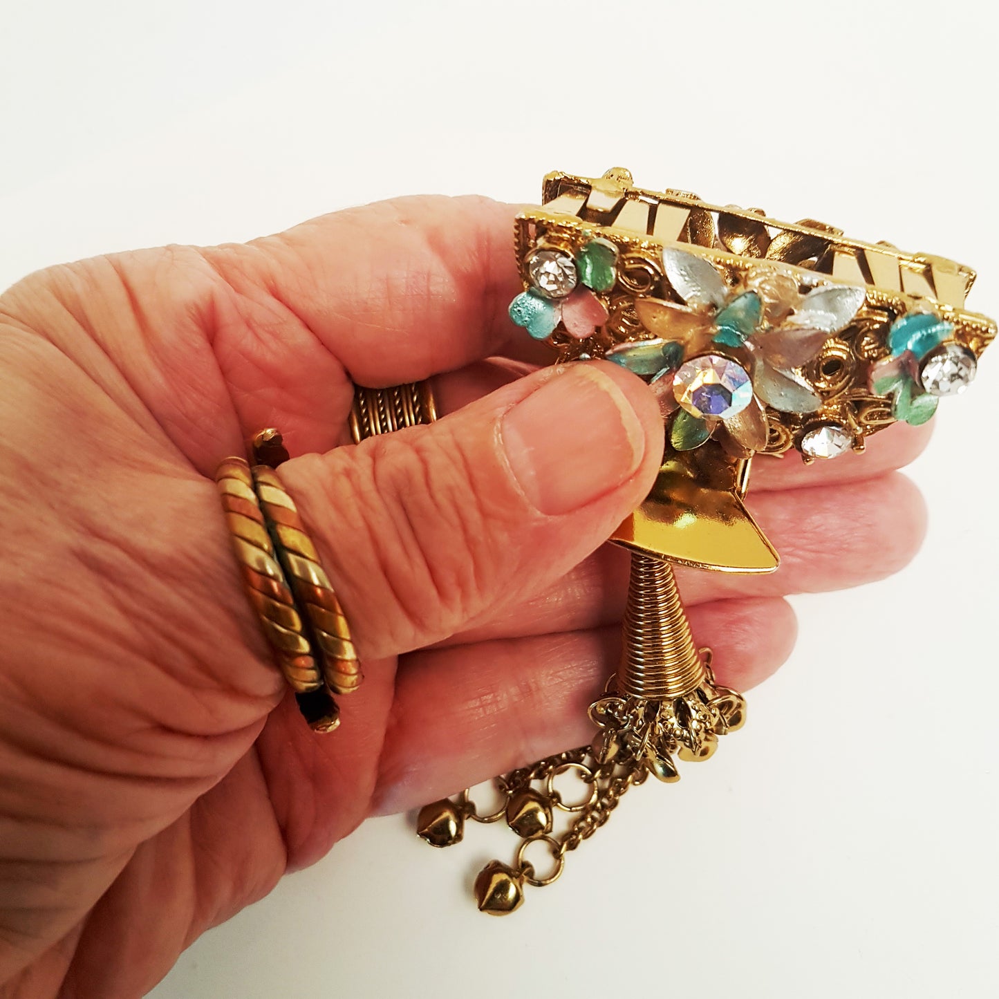 Barrette à pince en métal doré avec strass vintage. Bijoux de cheveux anciens. Pince à cheveux en forme de fleur parsemée de strass or rose et bleu.