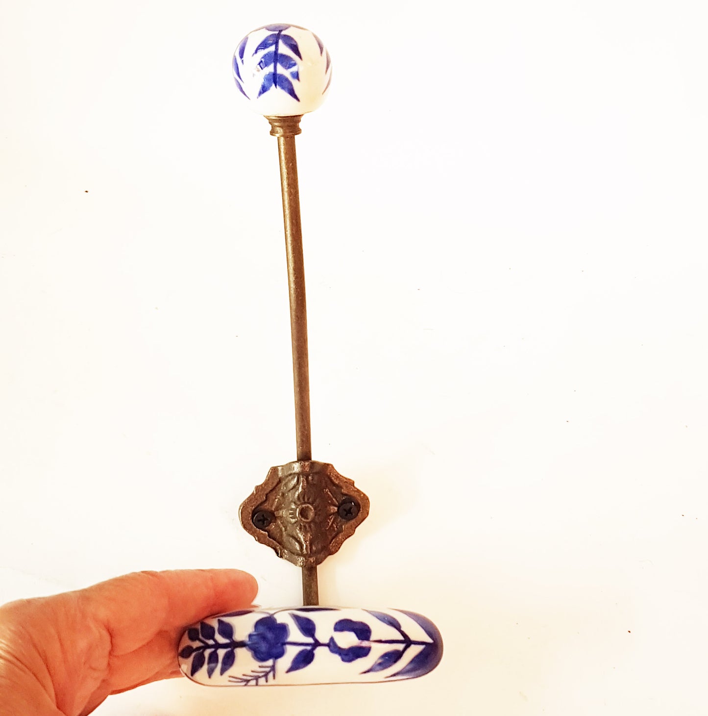 Paire de patères à double étage bleues et blanches. Ensemble de 2 crochets muraux au design néerlandais de Delft. Accrochez des manteaux, des vestes, des vêtements et des serviettes sans les froisser.
