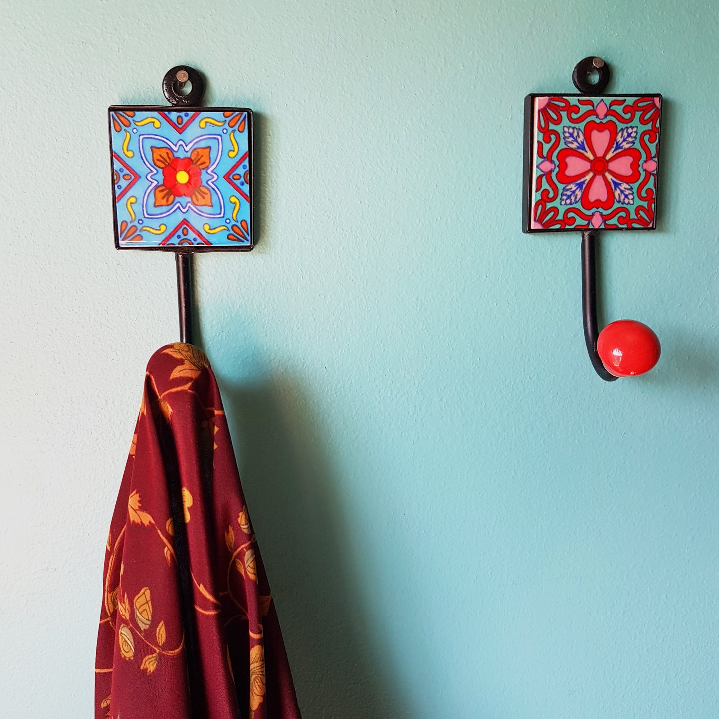 Lot de 4 patères pour manteaux, tasses et serviettes pour cuisine, salle de bain et couloir. Collection de créateurs Tosca peinte à la main. Décoration fonctionnelle et décorative.