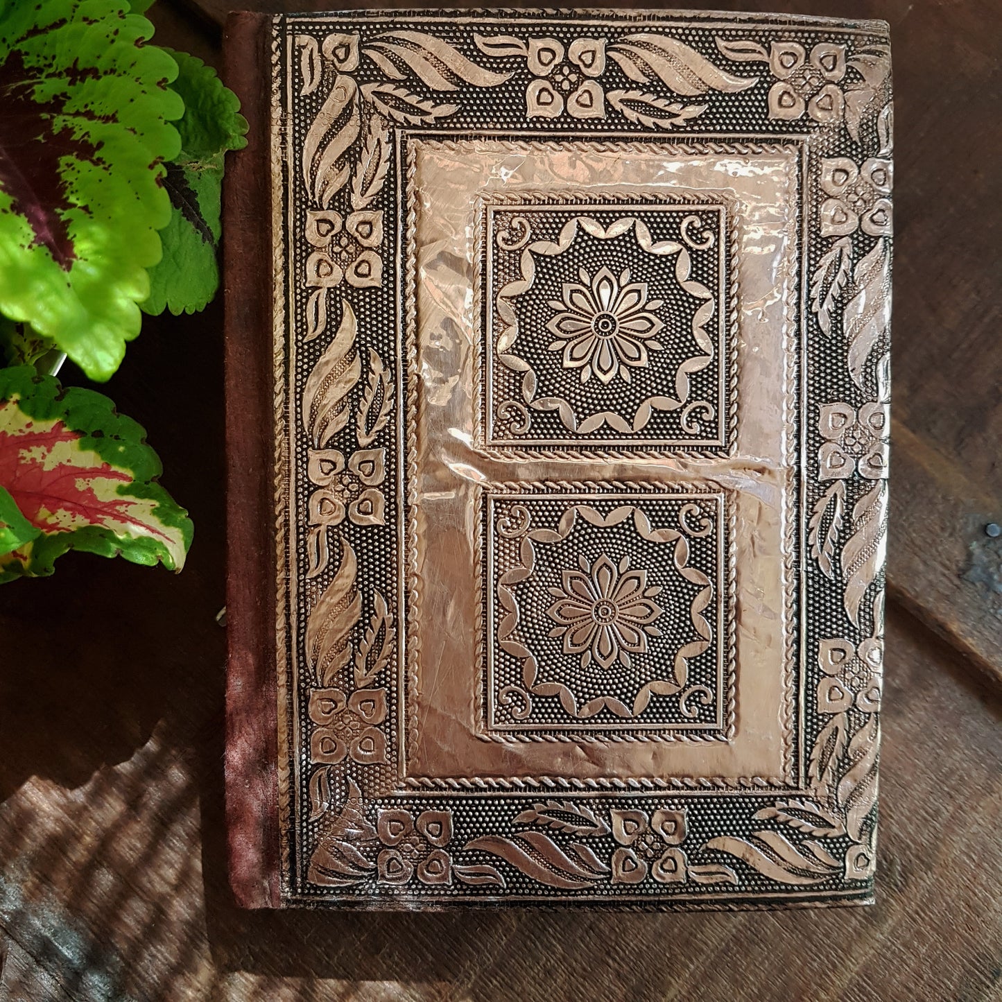 Carnet de notes avec couverture rigide médiévale 12,7 x 17,8 cm. Couverture antique en cuivre gaufré. Utiliser comme carnet de croquis et journal personnel.