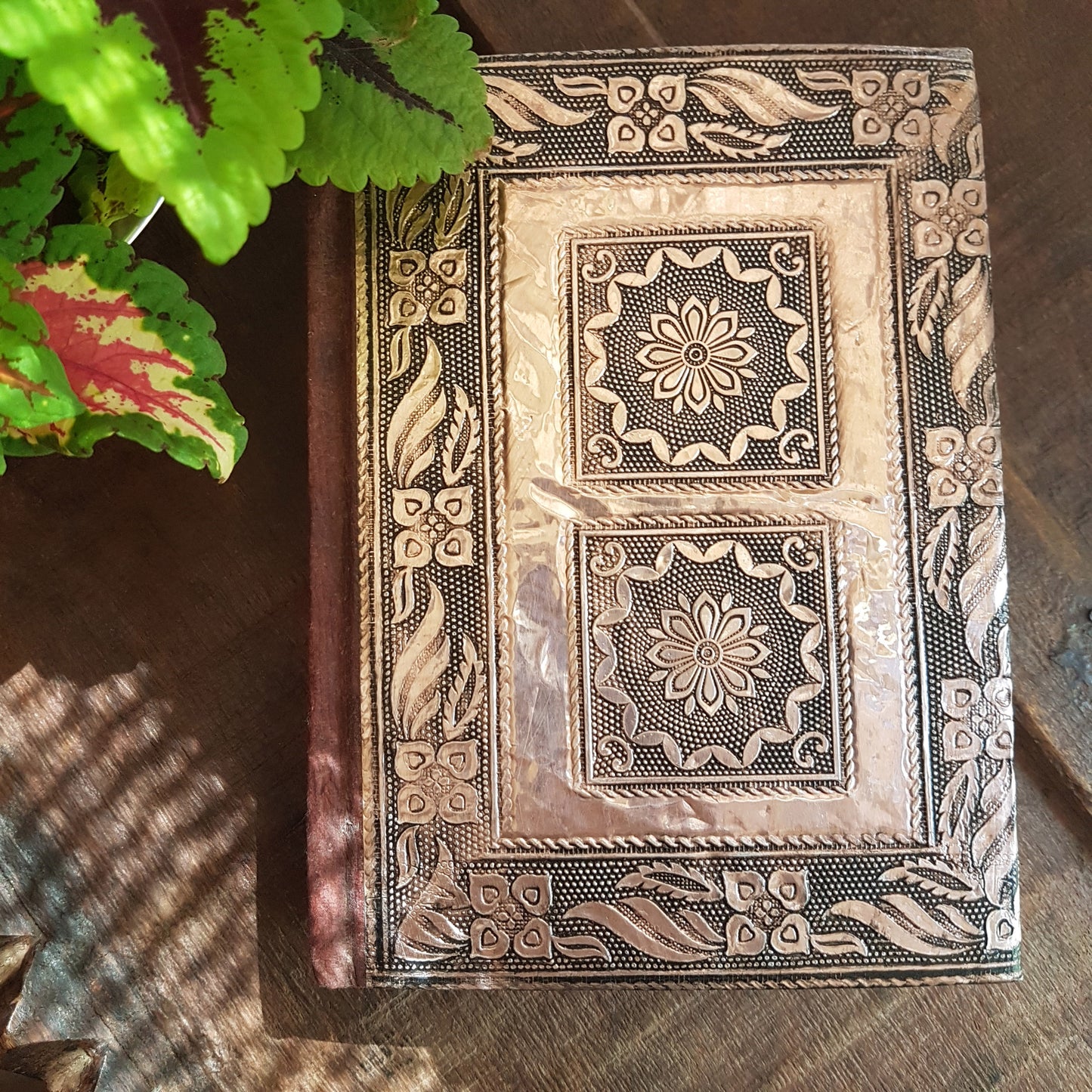 Carnet de notes avec couverture rigide médiévale 12,7 x 17,8 cm. Couverture antique en cuivre gaufré. Utiliser comme carnet de croquis et journal personnel.