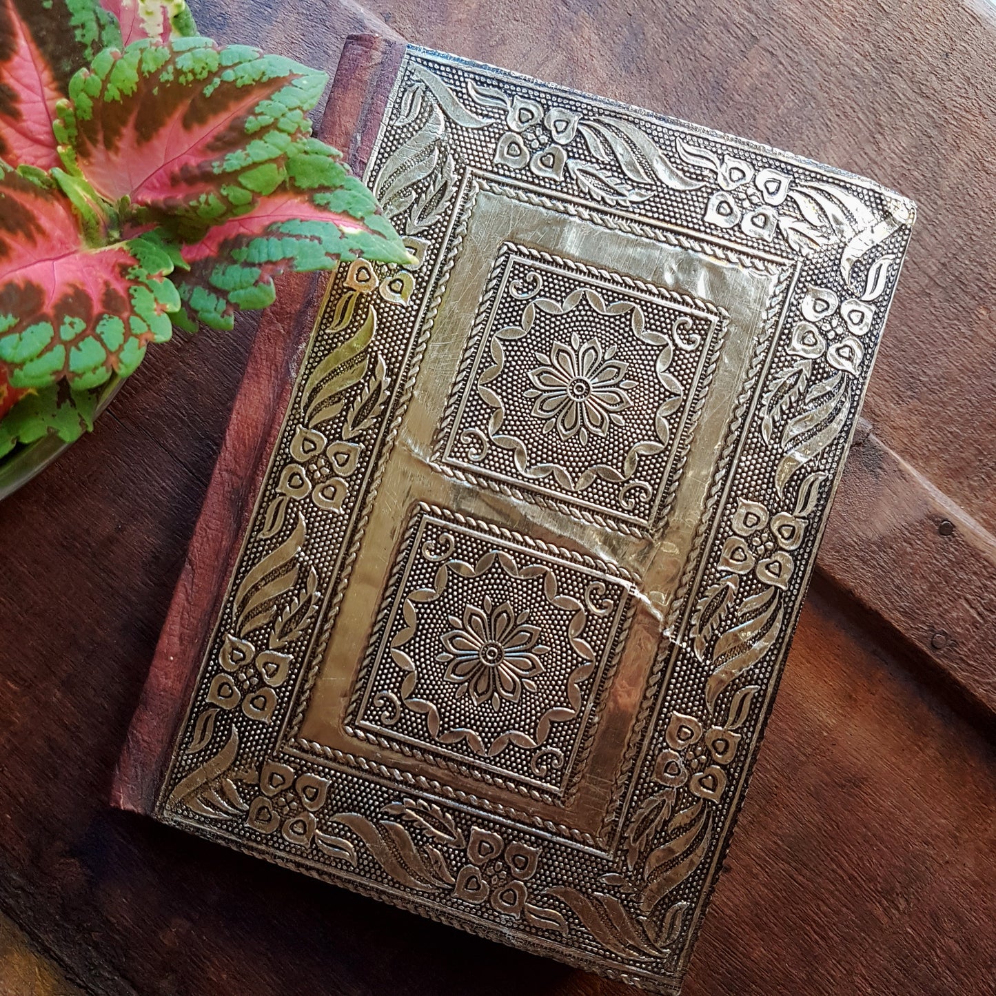 Journal de carnet de croquis en or métallique médiéval 5x7 pouces. Couverture rigide en relief antique. Pour dessiner et journal personnel, écrire.