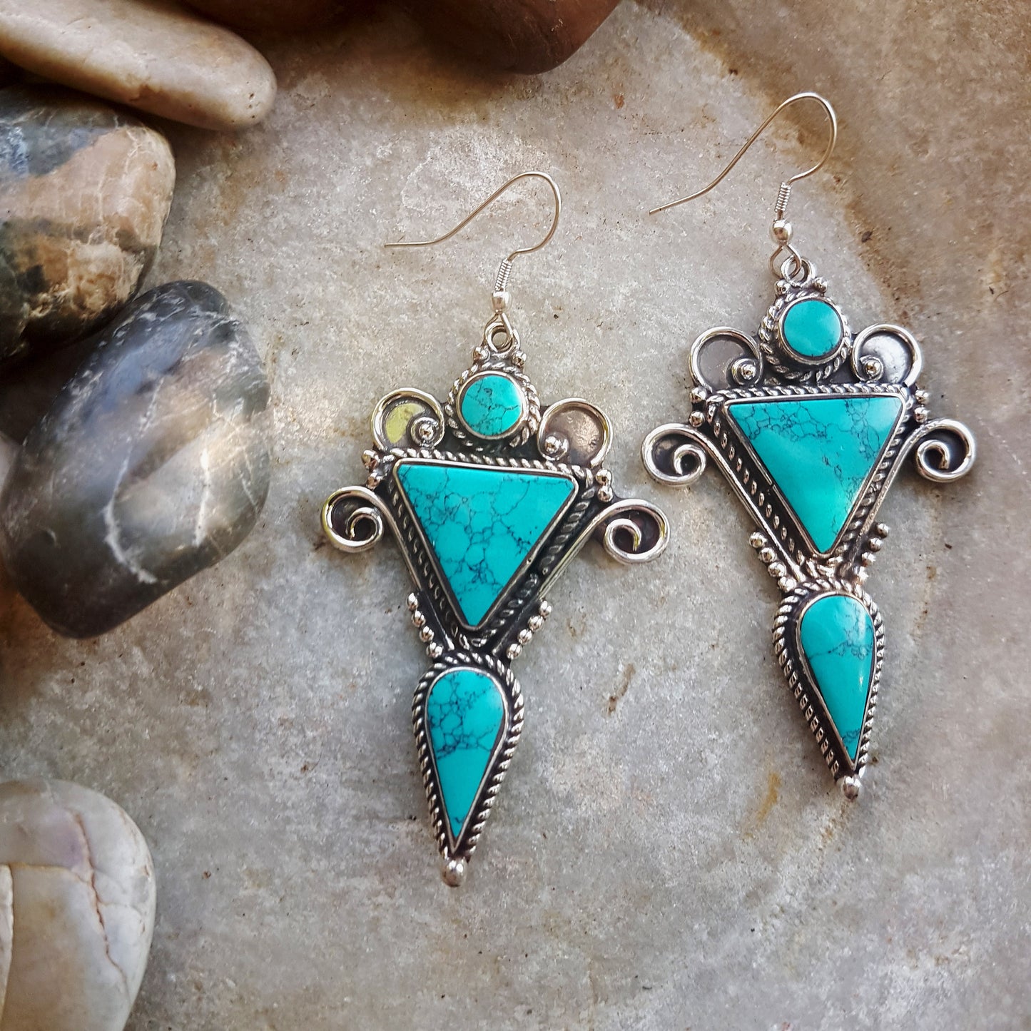 Boucles d'oreilles pendantes style Santa Fe finition turquoise et argent. Bijoux de déclaration ethnique boho gitane. Forme géométrique longue de 3 x 1,5 pouces.