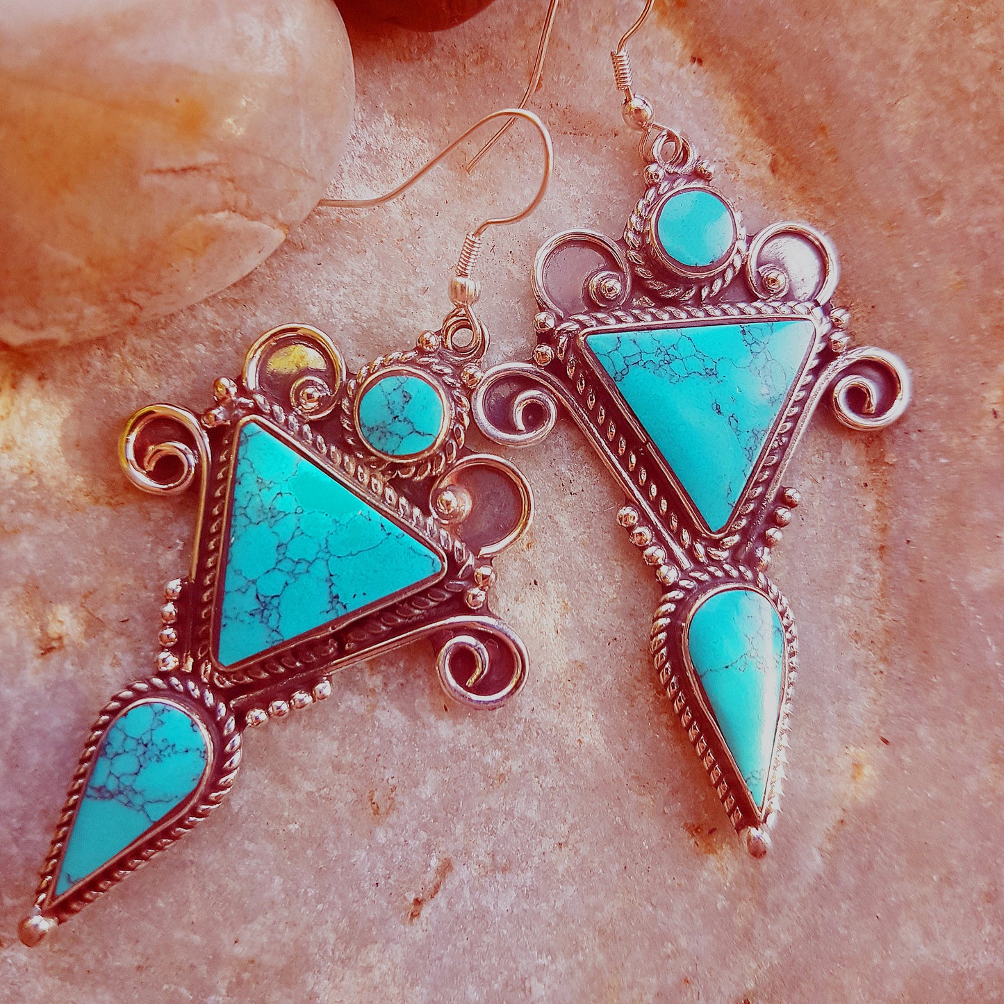 Boucles d'oreilles pendantes style Santa Fe finition turquoise et argent. Bijoux de déclaration ethnique boho gitane. Forme géométrique longue de 3 x 1,5 pouces.