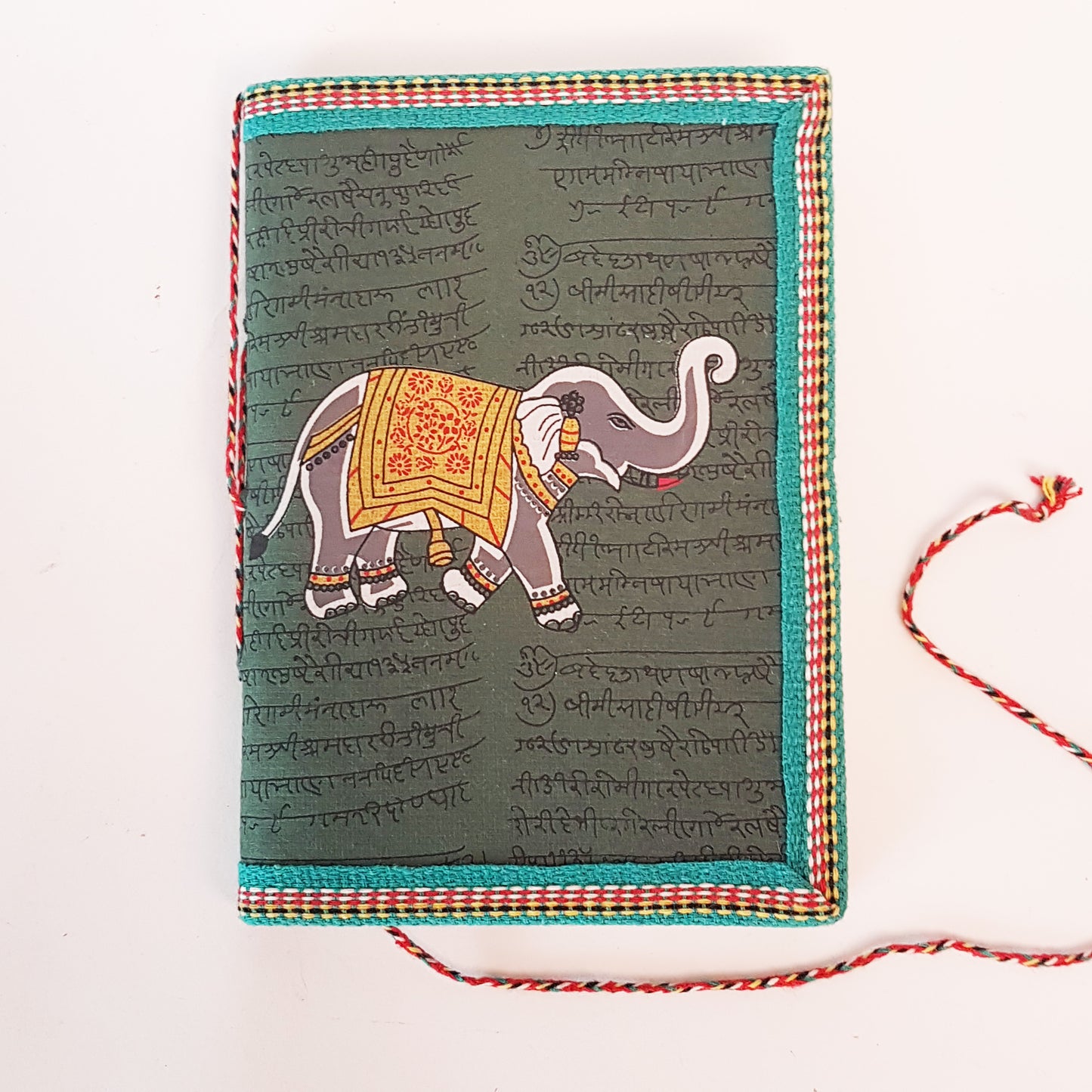 Journal d’éléphant-journal personnel-carnet de croquis 5 x 7 pouces. Conception de mantra sanscrit. Pages papier de qualité.