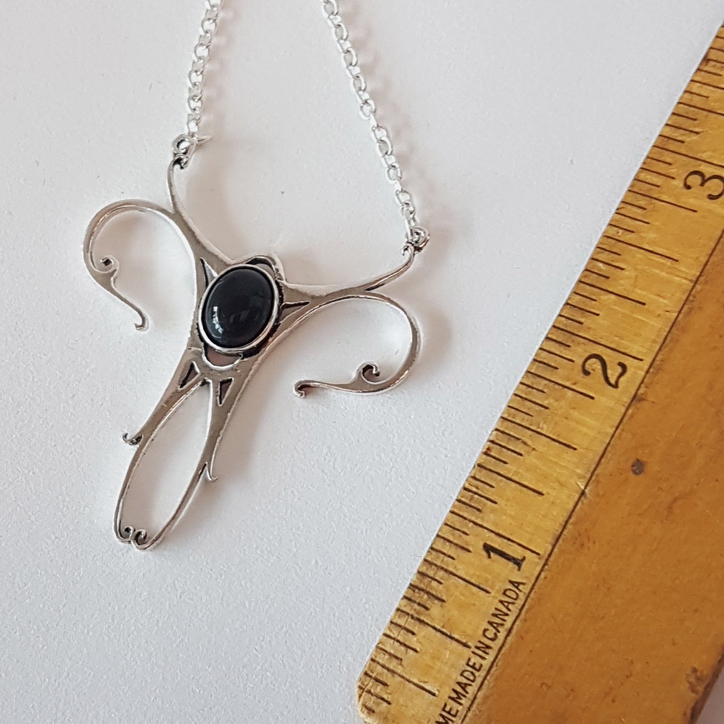 Pendentif en bois celtique en argent avec une grosse pierre labradorite. Symbole spirituel du royaume forestier. Bijoux ésotériques, métaphysiques, New Age.