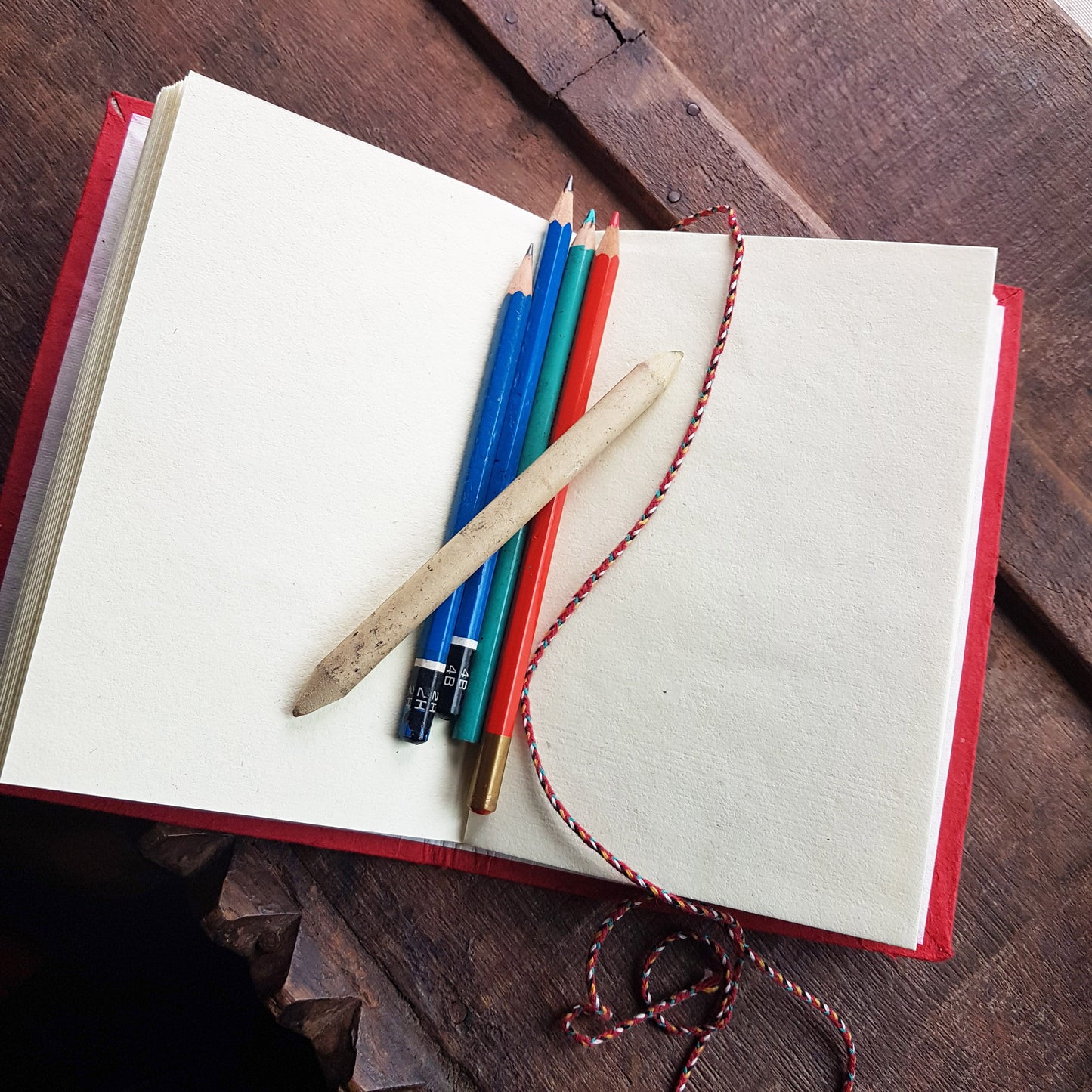Carnet de croquis en forme de tête de mort bleu sarcelle de 12,7 x 17,8 cm avec des pages vierges en papier artisanal. Journal gothique coloré du jour des morts Sugarskull en bleu sarcelle.