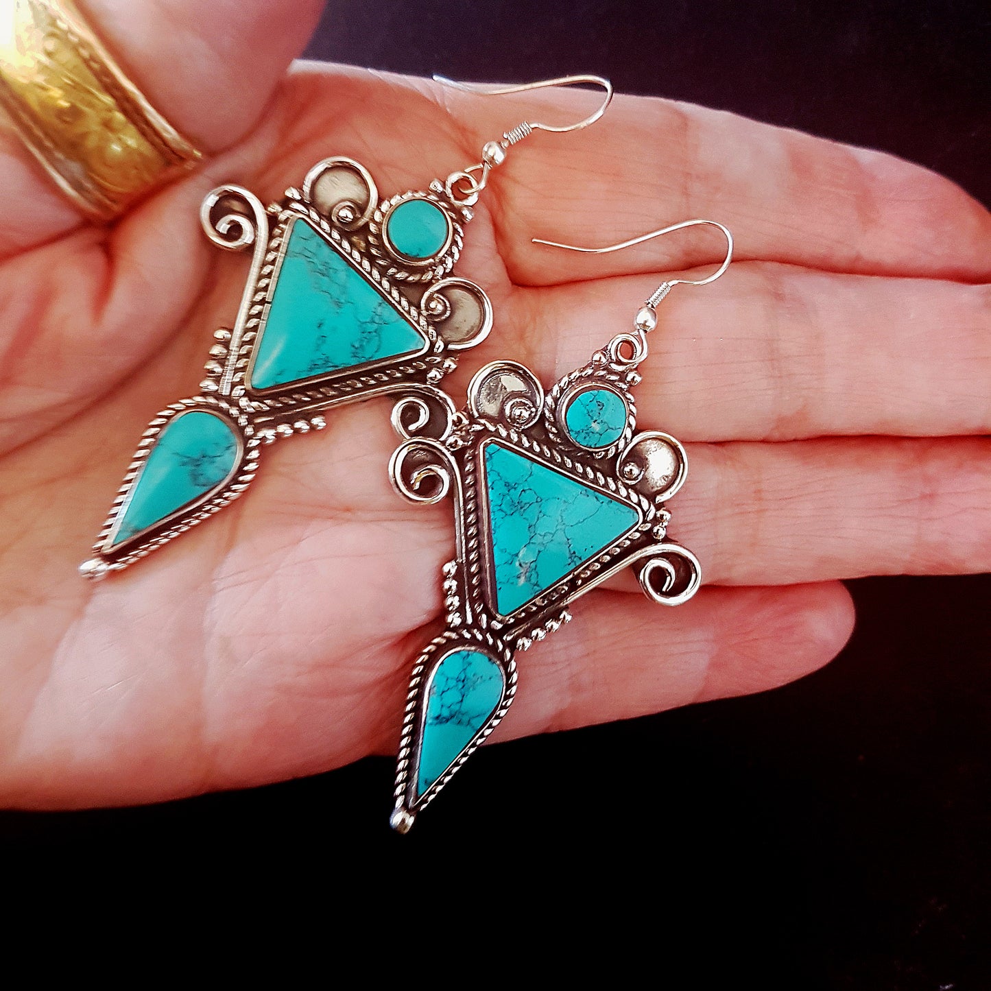 Boucles d'oreilles pendantes style Santa Fe finition turquoise et argent. Bijoux de déclaration ethnique boho gitane. Forme géométrique longue de 3 x 1,5 pouces.