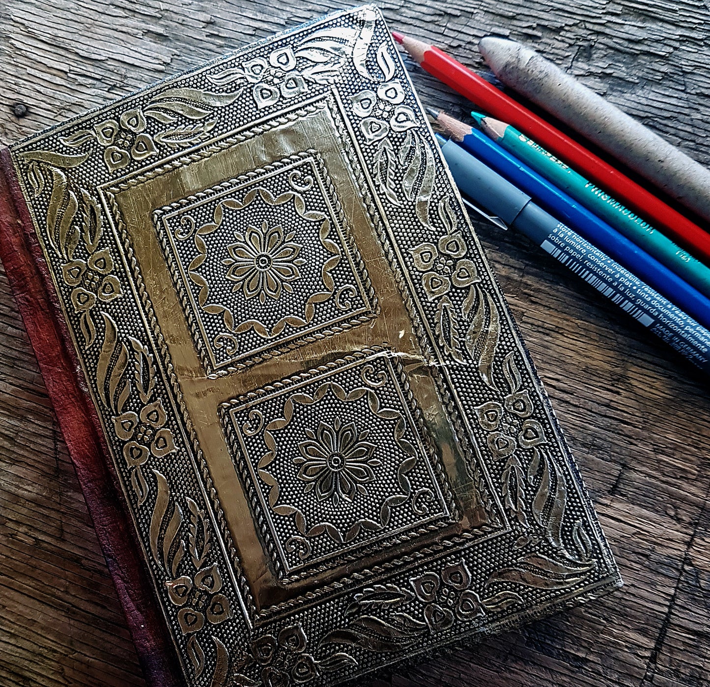 Journal de carnet de croquis en or métallique médiéval 5x7 pouces. Couverture rigide en relief antique. Pour dessiner et journal personnel, écrire.