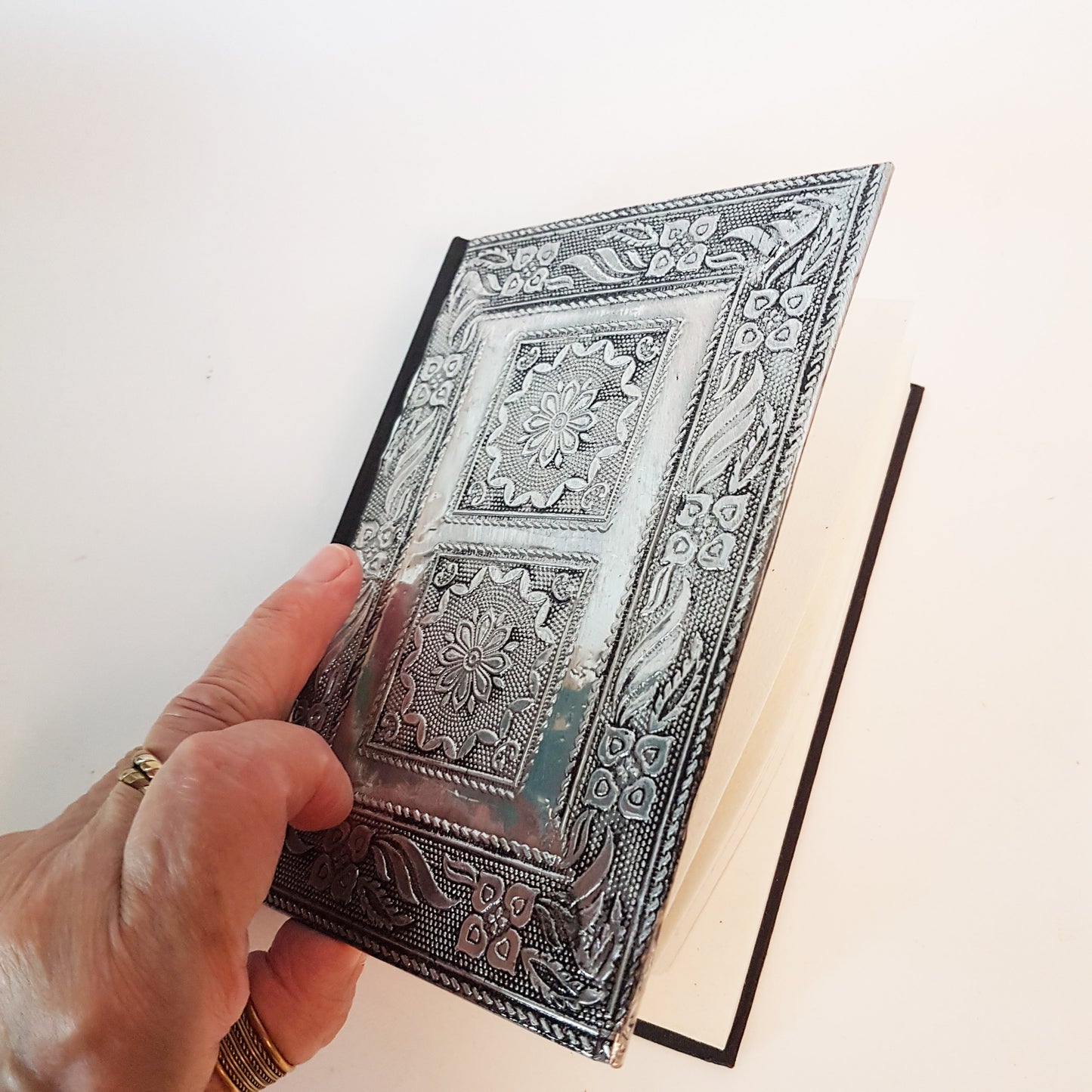Carnet de notes avec couverture rigide médiévale 12,7 x 17,8 cm. Couverture en argent antique gaufré. Utiliser comme carnet de croquis, journal, journal personnel.