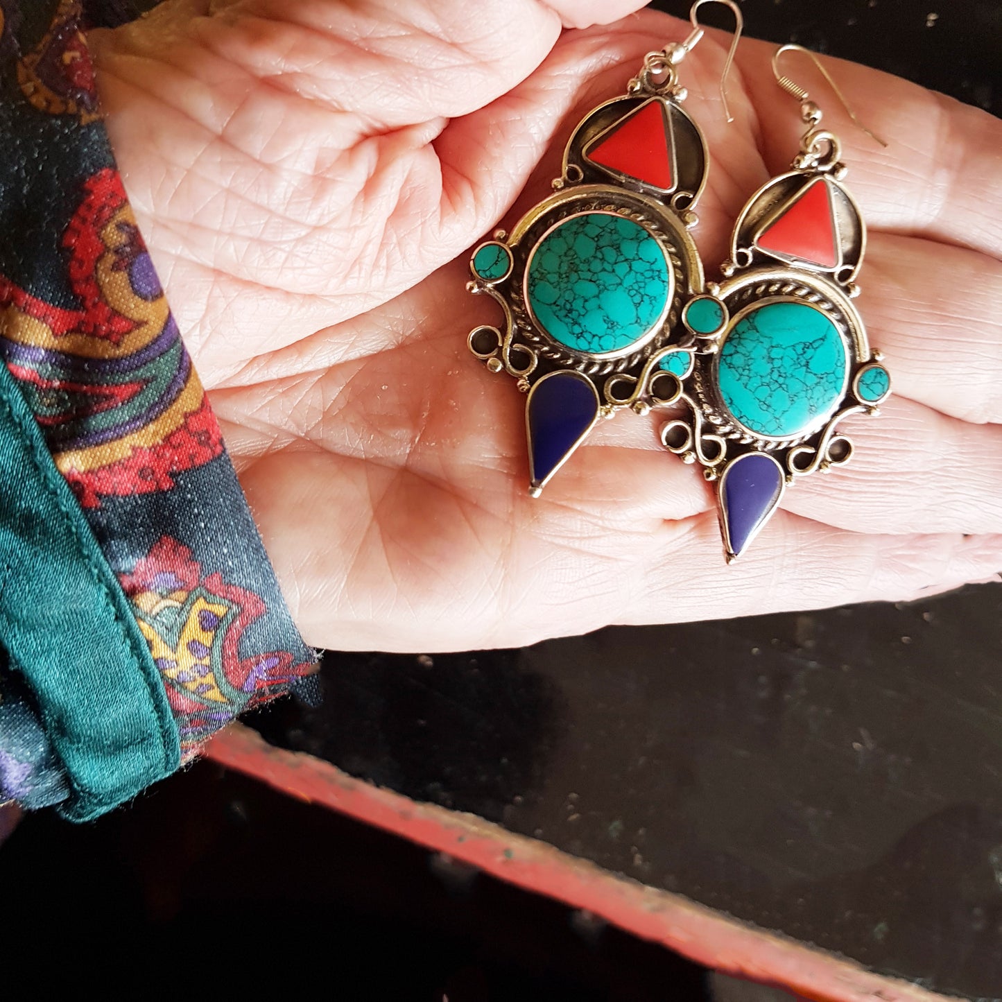 Boucles d'oreilles ethniques bohèmes. Finition argent antique mélangée à du turquoise, du corail et du lapis. Poids léger. 2,5 pouces sur 1,25 pouces.