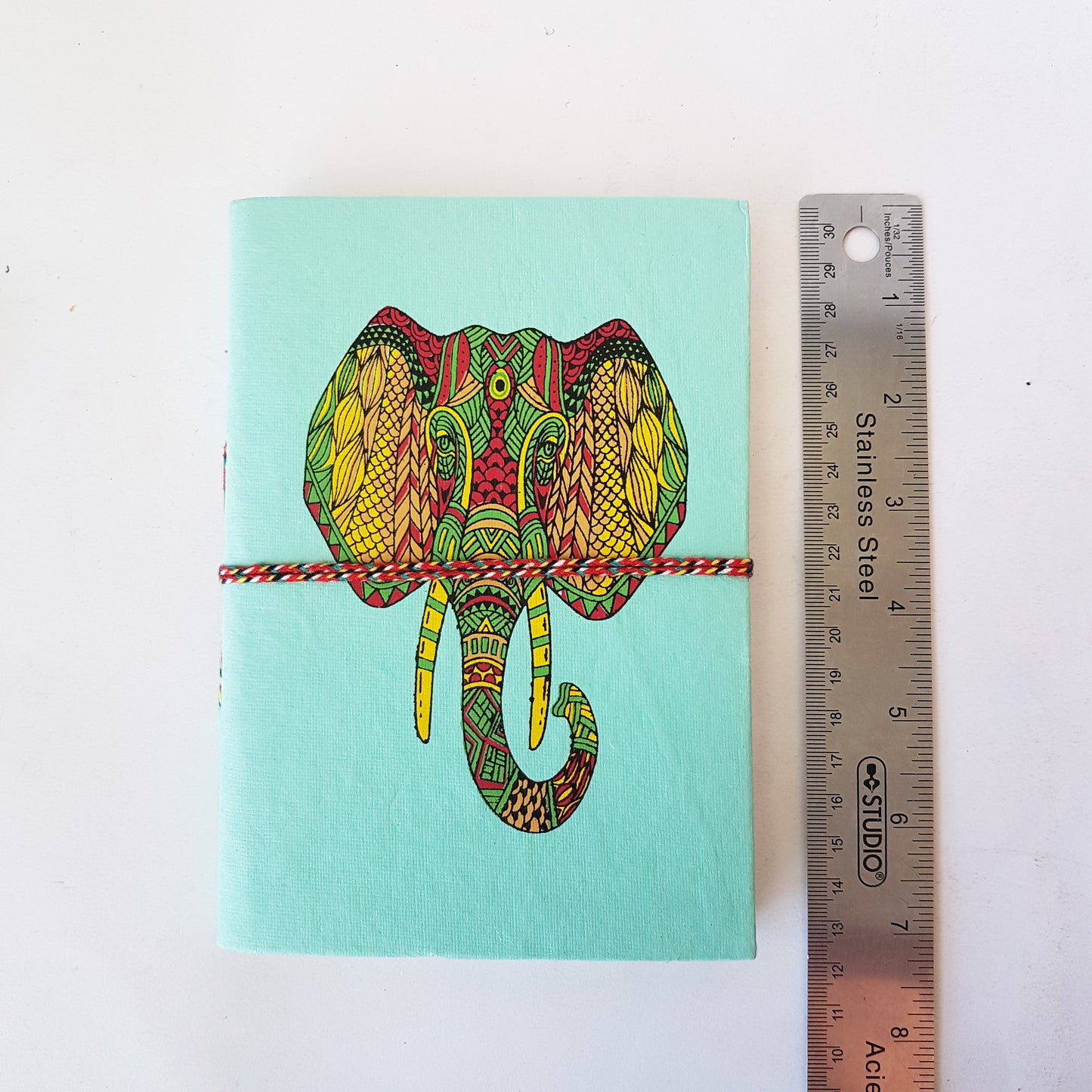 Carnet de notes éléphant 12,7 x 17,8 cm. Agenda doublé à couverture rigide relié à la main turquoise avec un motif d'éléphant psychédélique coloré. Livraison gratuite CA et USA.