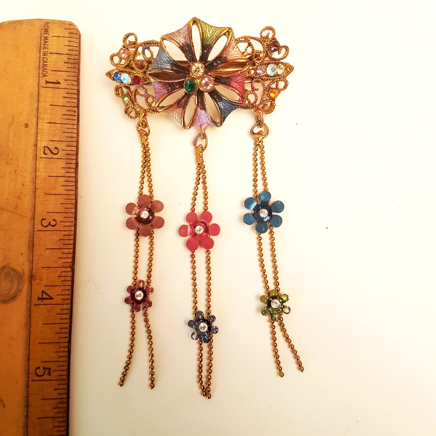 Barrette à cheveux vintage dans un motif floral médiéval. Bijoux de cheveux avec strass dans des tons doux de rose et de bleu. Détails en métal doré.