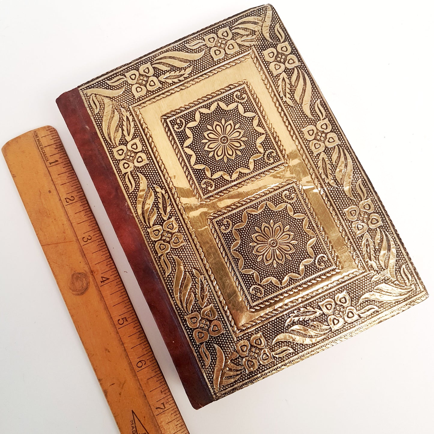 Journal de carnet de croquis en or métallique médiéval 5x7 pouces. Couverture rigide en relief antique. Pour dessiner et journal personnel, écrire.