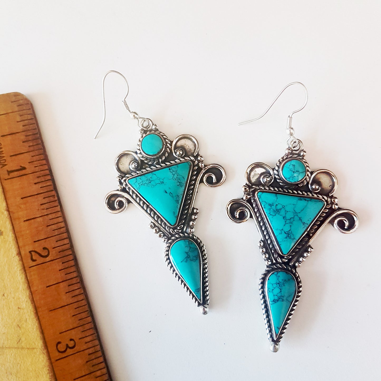 Boucles d'oreilles pendantes style Santa Fe finition turquoise et argent. Bijoux de déclaration ethnique boho gitane. Forme géométrique longue de 3 x 1,5 pouces.