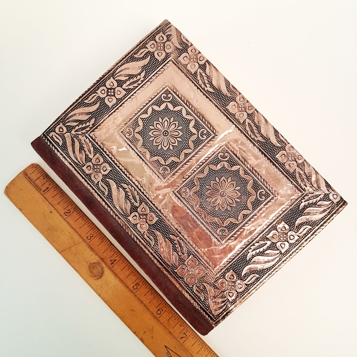 Carnet de notes avec couverture rigide médiévale 12,7 x 17,8 cm. Couverture antique en cuivre gaufré. Utiliser comme carnet de croquis et journal personnel.