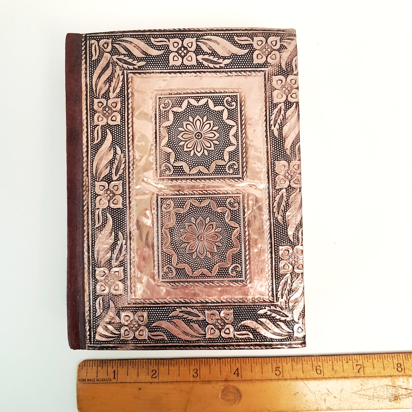 Carnet de notes avec couverture rigide médiévale 12,7 x 17,8 cm. Couverture antique en cuivre gaufré. Utiliser comme carnet de croquis et journal personnel.