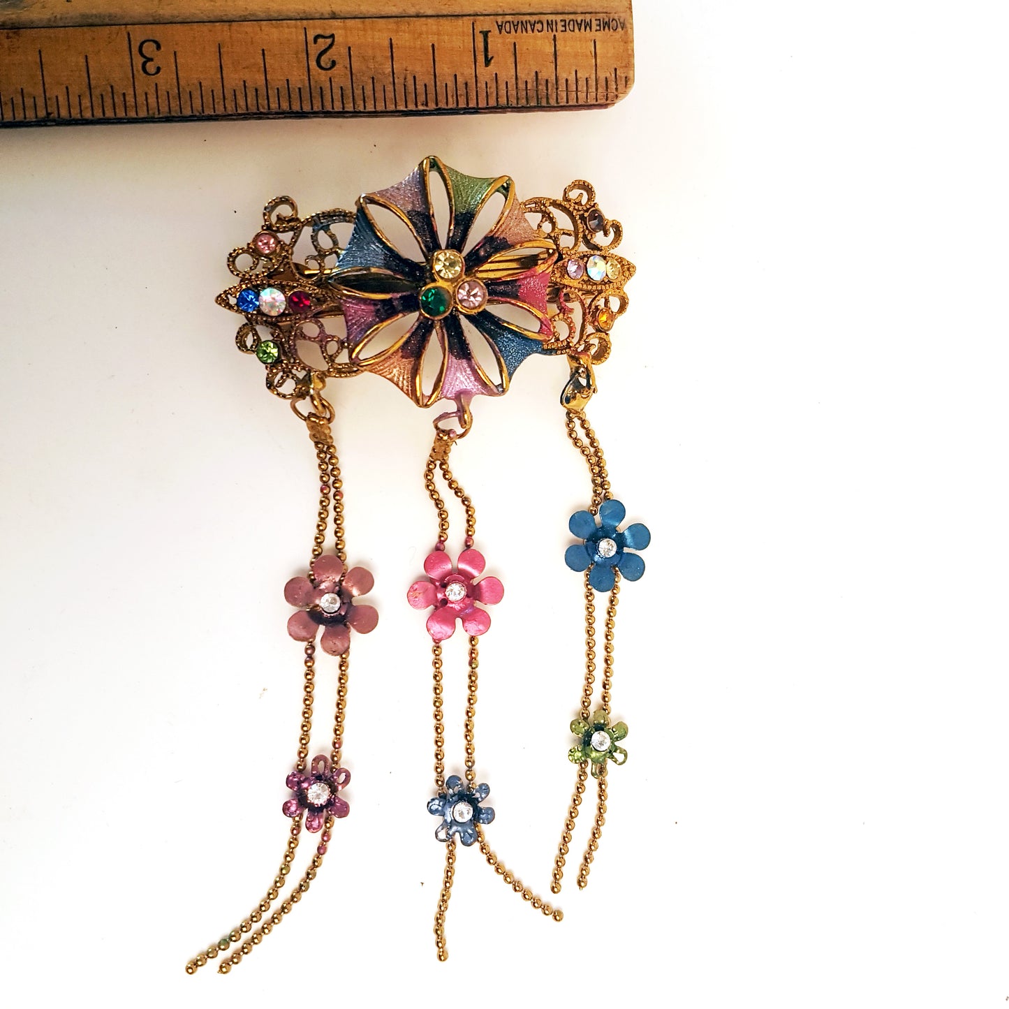 Barrette à cheveux vintage dans un motif floral médiéval. Bijoux de cheveux avec strass dans des tons doux de rose et de bleu. Détails en métal doré.