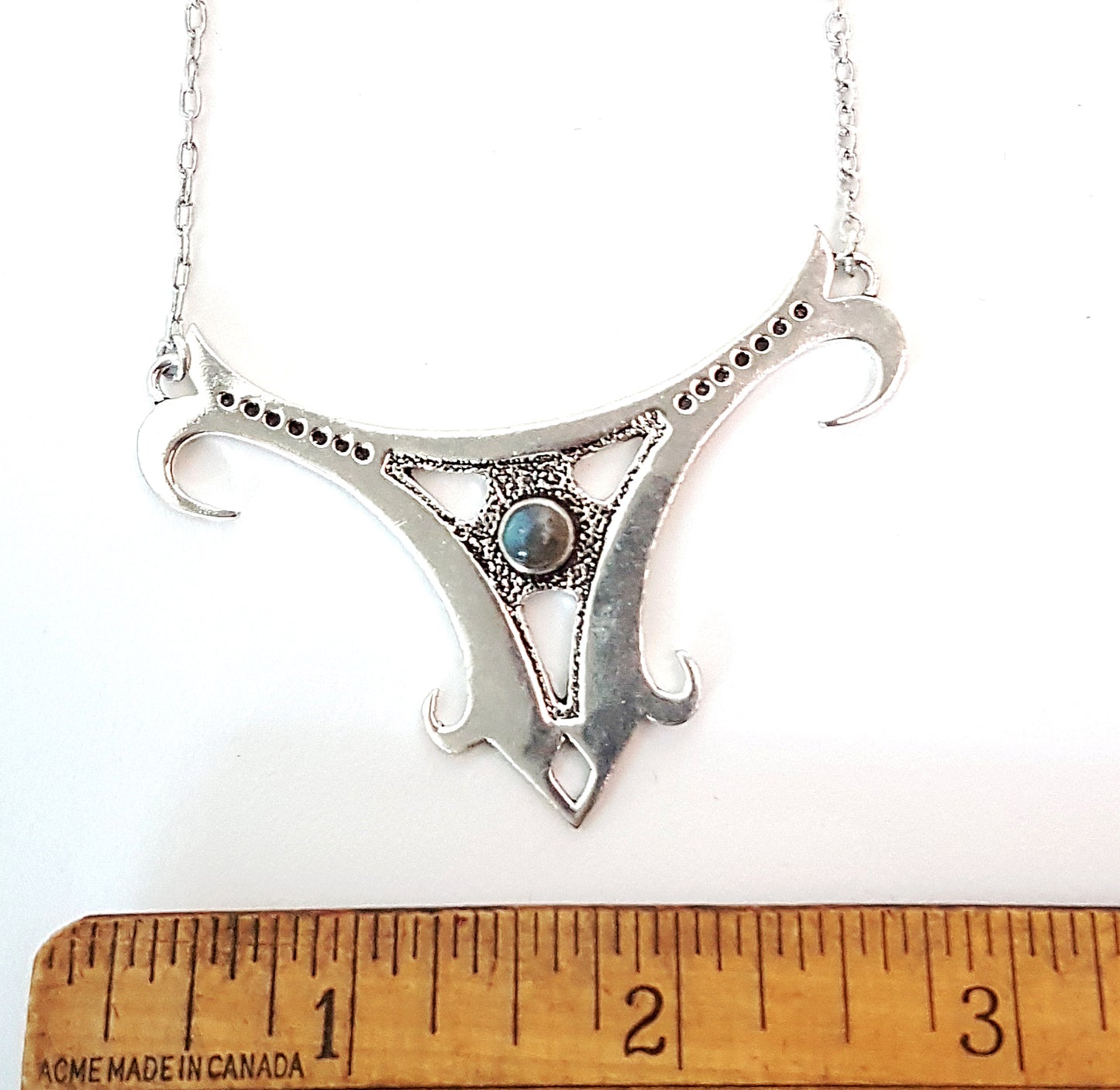 Collier pendentif en argent de la Renaissance médiévale. Pierre semi-précieuse d'onyx noir ou de labradorite. Conception celtique. New Age, bijoux ésotériques.