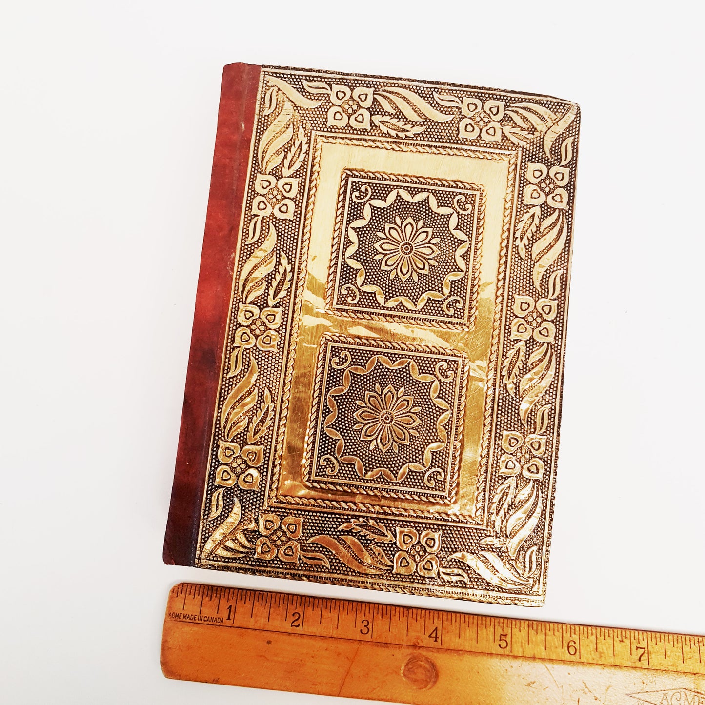 Journal de carnet de croquis en or métallique médiéval 5x7 pouces. Couverture rigide en relief antique. Pour dessiner et journal personnel, écrire.