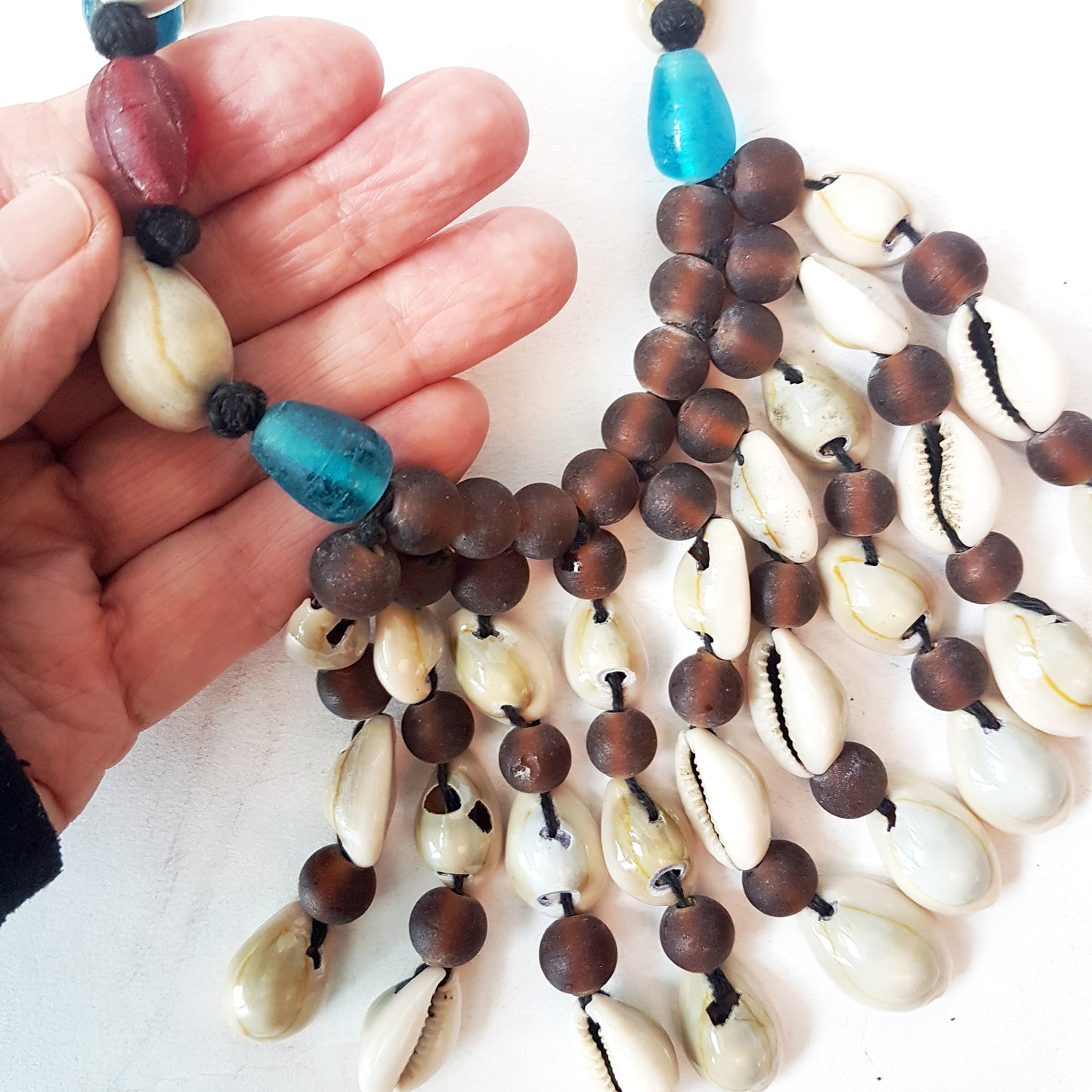 Collier tribal gitan coquillages de cauris naturels et perles de verre soufflées à la main translucides longueur réglable cordon de serrage 25-35 pouces de longueur