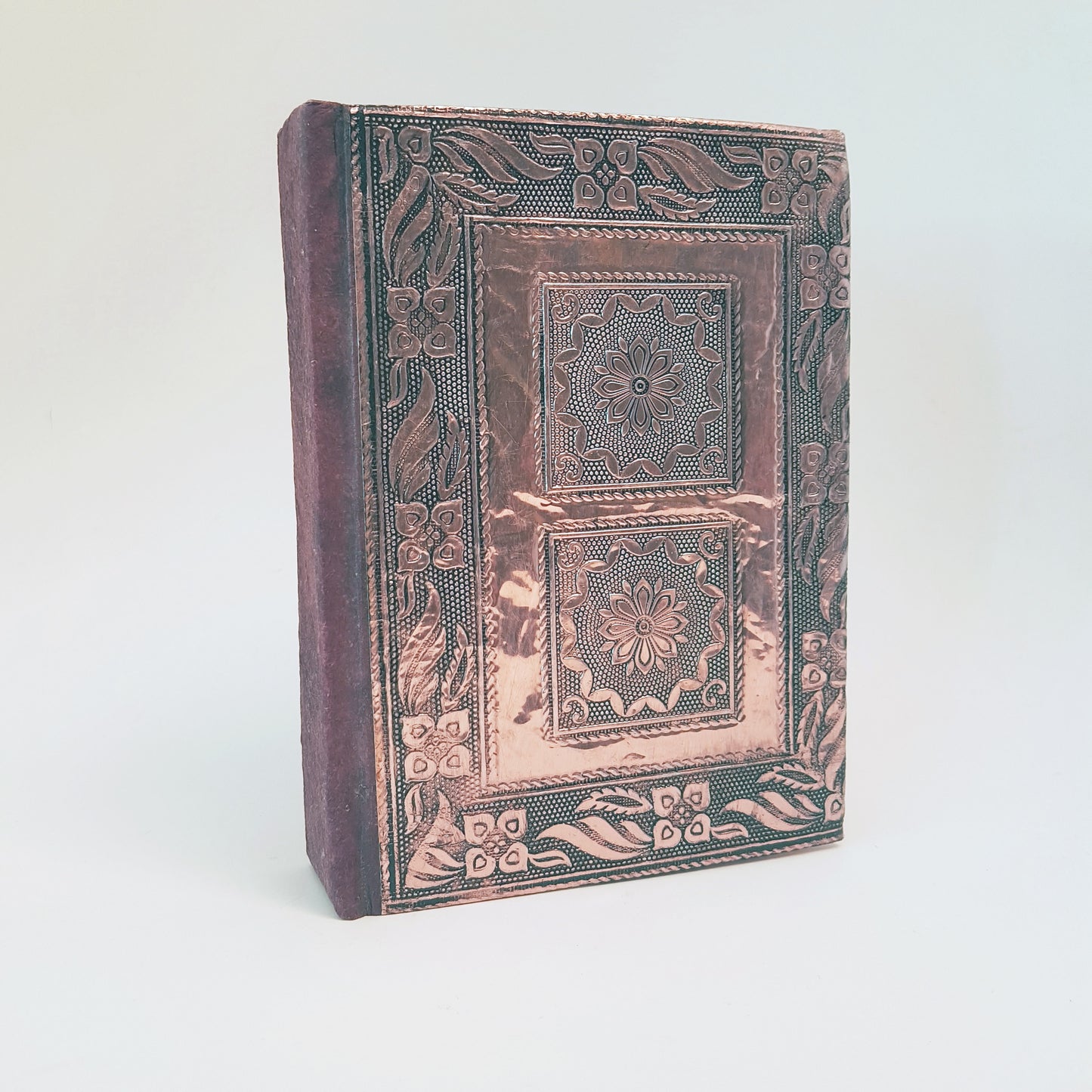 Carnet de notes avec couverture rigide médiévale 12,7 x 17,8 cm. Couverture antique en cuivre gaufré. Utiliser comme carnet de croquis et journal personnel.