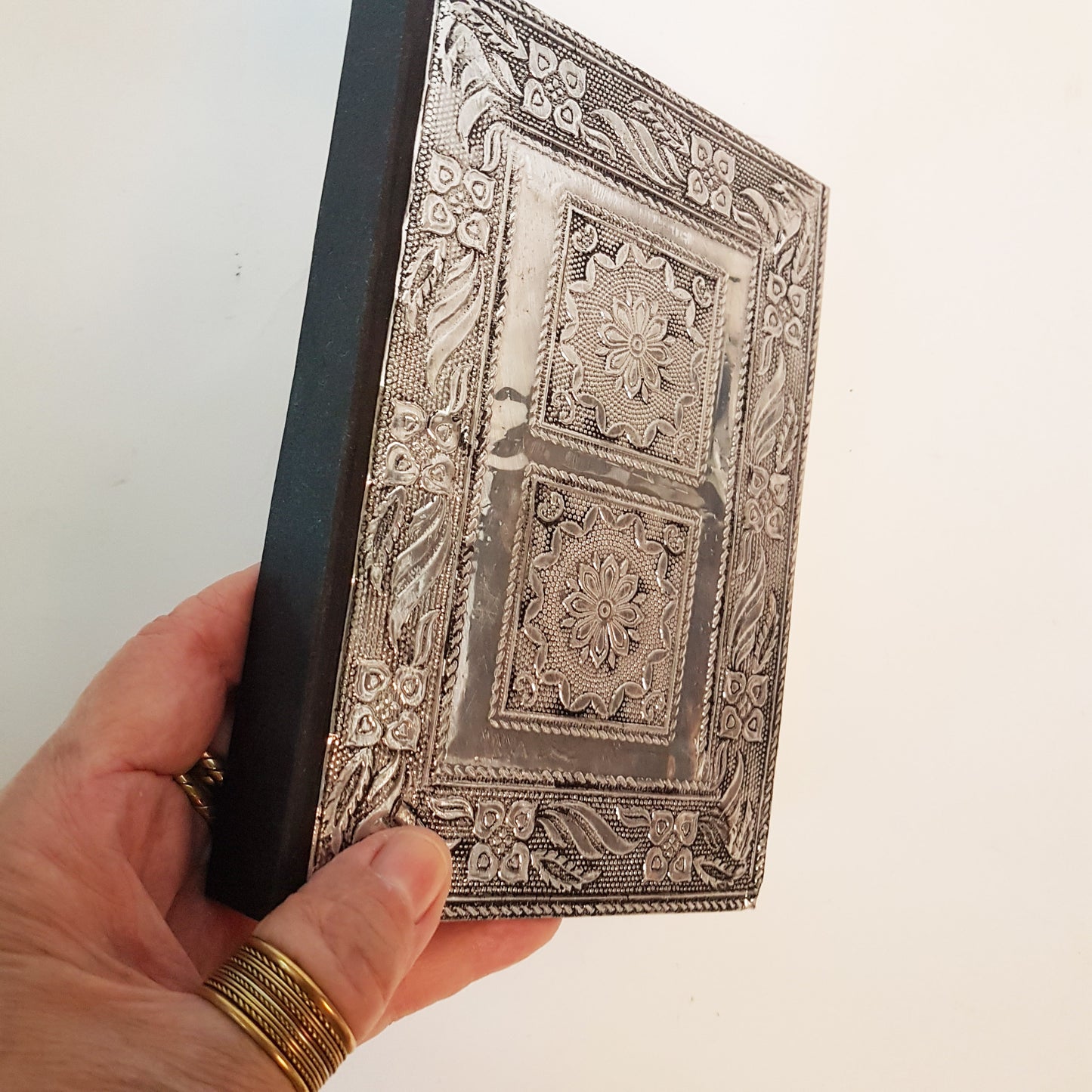 Carnet de notes avec couverture rigide médiévale 12,7 x 17,8 cm. Couverture en argent antique gaufré. Utiliser comme carnet de croquis, journal, journal personnel.