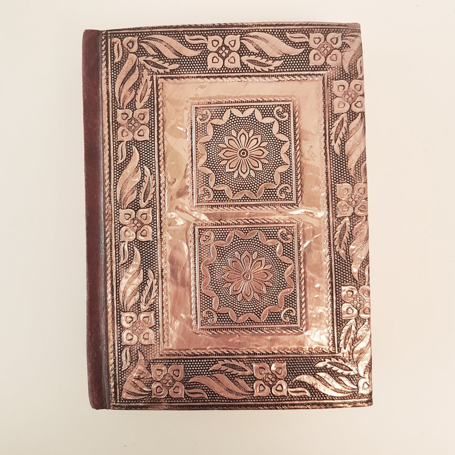 Carnet de notes avec couverture rigide médiévale 12,7 x 17,8 cm. Couverture antique en cuivre gaufré. Utiliser comme carnet de croquis et journal personnel.