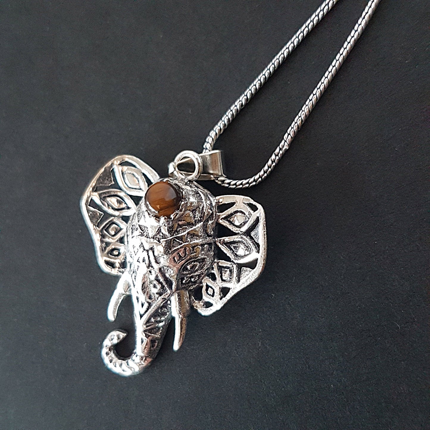 Collier pendentif éléphant en argent. Bijoux éléphant en pierre semi précieuse. Conception unique en métal percé. Pierre précieuse du troisième œil. Suppresseur d'obstacles.