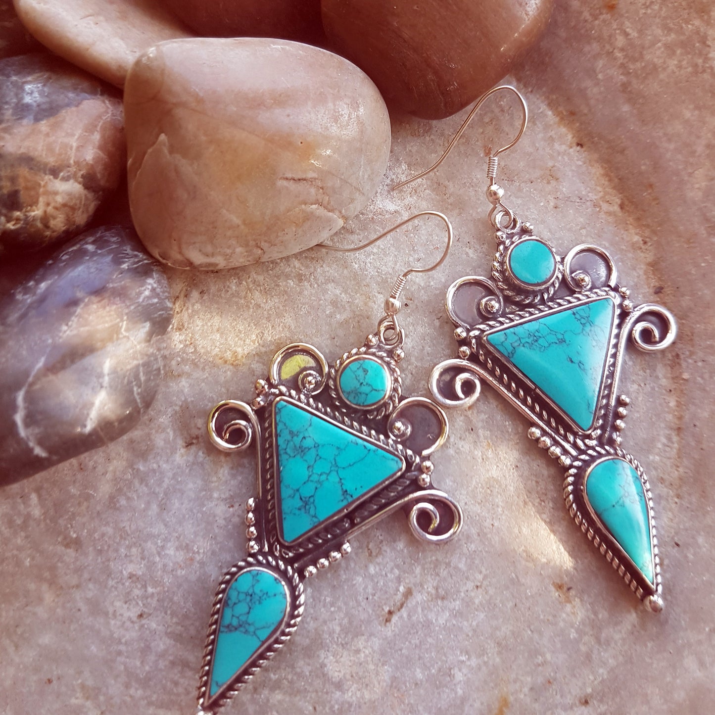 Boucles d'oreilles pendantes style Santa Fe finition turquoise et argent. Bijoux de déclaration ethnique boho gitane. Forme géométrique longue de 3 x 1,5 pouces.