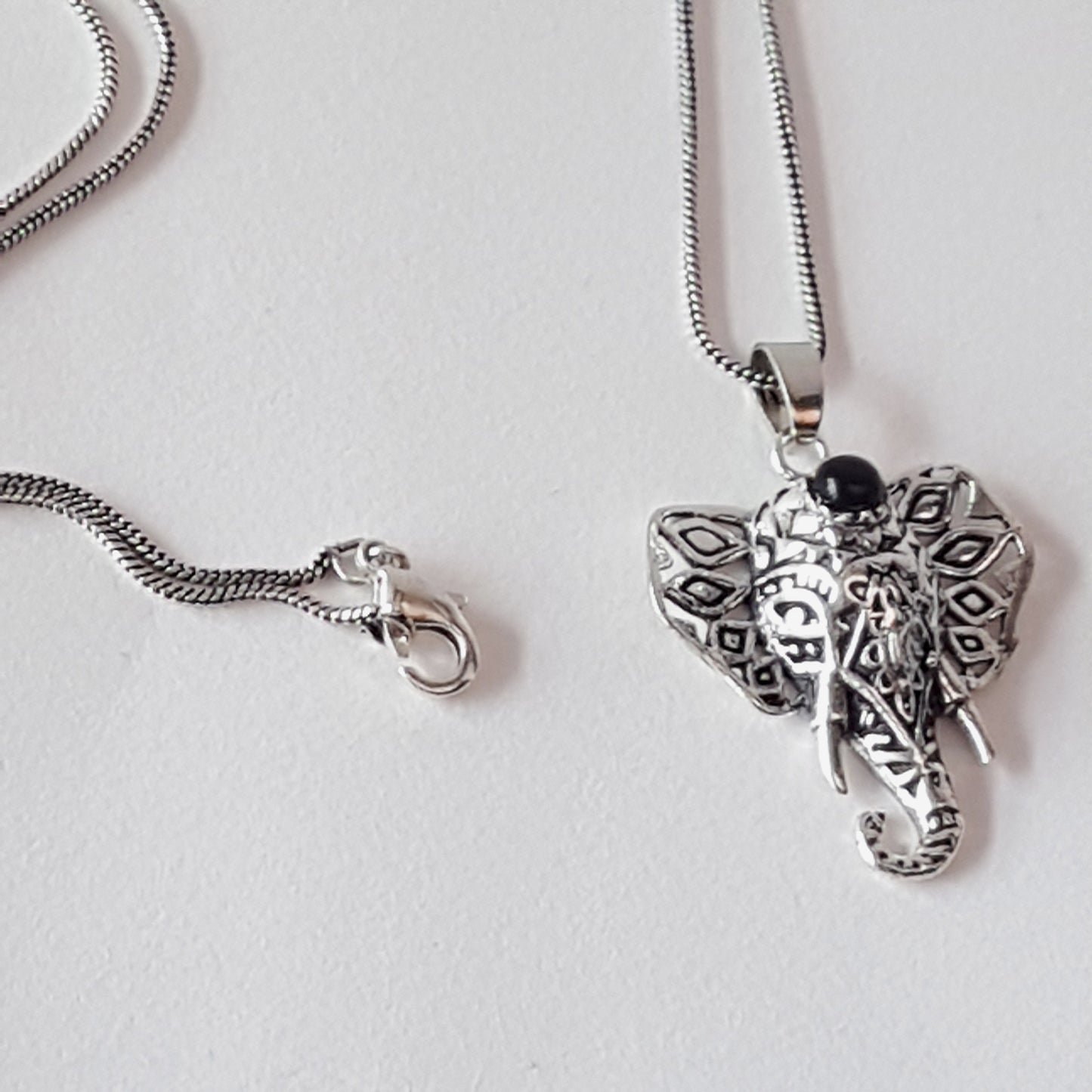 Collier pendentif éléphant en argent. Bijoux éléphant en pierre semi précieuse. Conception unique en métal percé. Pierre précieuse du troisième œil. Suppresseur d'obstacles.