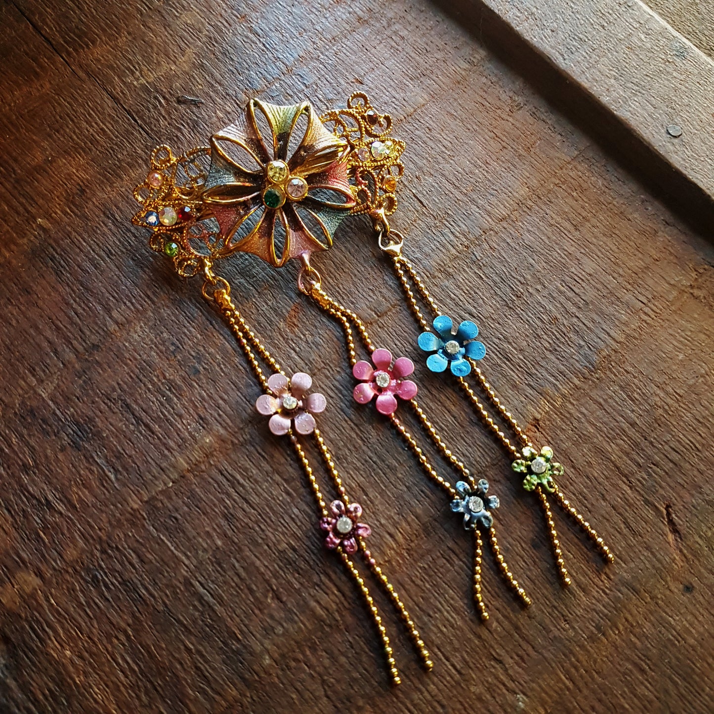 Barrette à cheveux vintage dans un motif floral médiéval. Bijoux de cheveux avec strass dans des tons doux de rose et de bleu. Détails en métal doré.