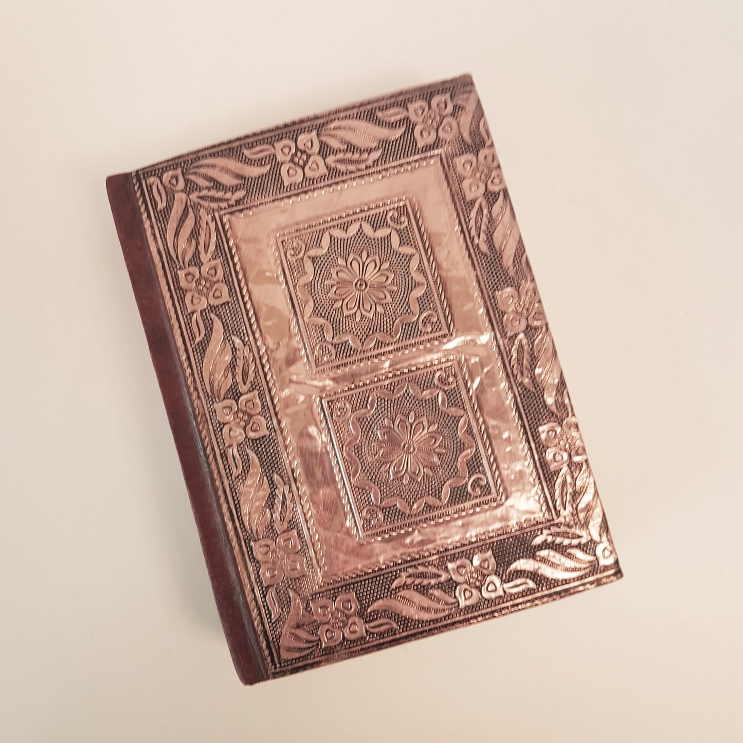 Carnet de notes avec couverture rigide médiévale 12,7 x 17,8 cm. Couverture antique en cuivre gaufré. Utiliser comme carnet de croquis et journal personnel.