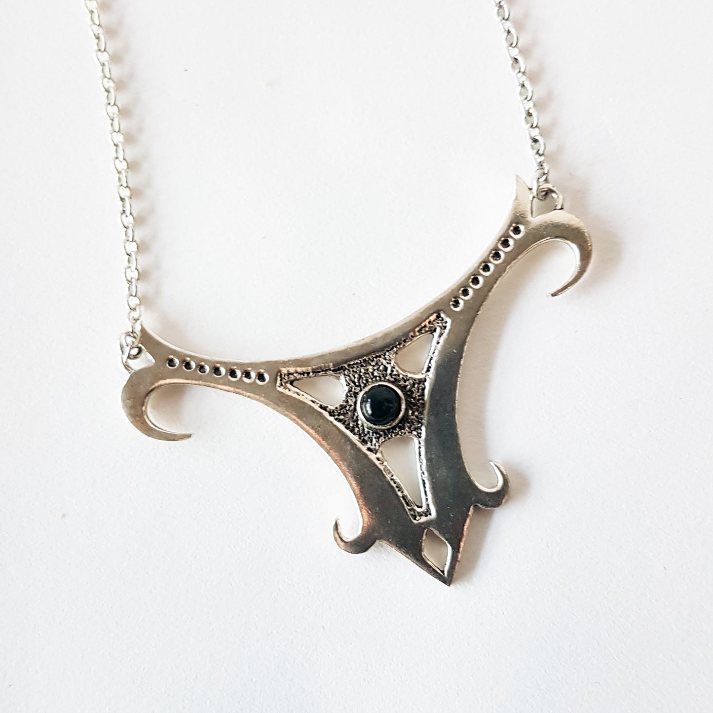 Collier pendentif en argent de la Renaissance médiévale. Pierre semi-précieuse d'onyx noir ou de labradorite. Conception celtique. New Age, bijoux ésotériques.