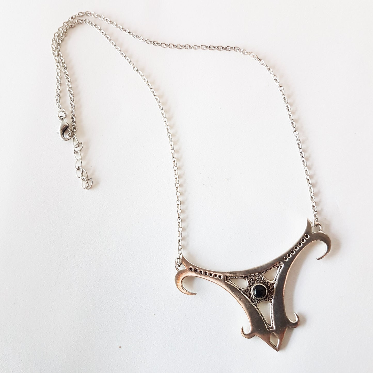 Collier pendentif en argent de la Renaissance médiévale. Pierre semi-précieuse d'onyx noir ou de labradorite. Conception celtique. New Age, bijoux ésotériques.