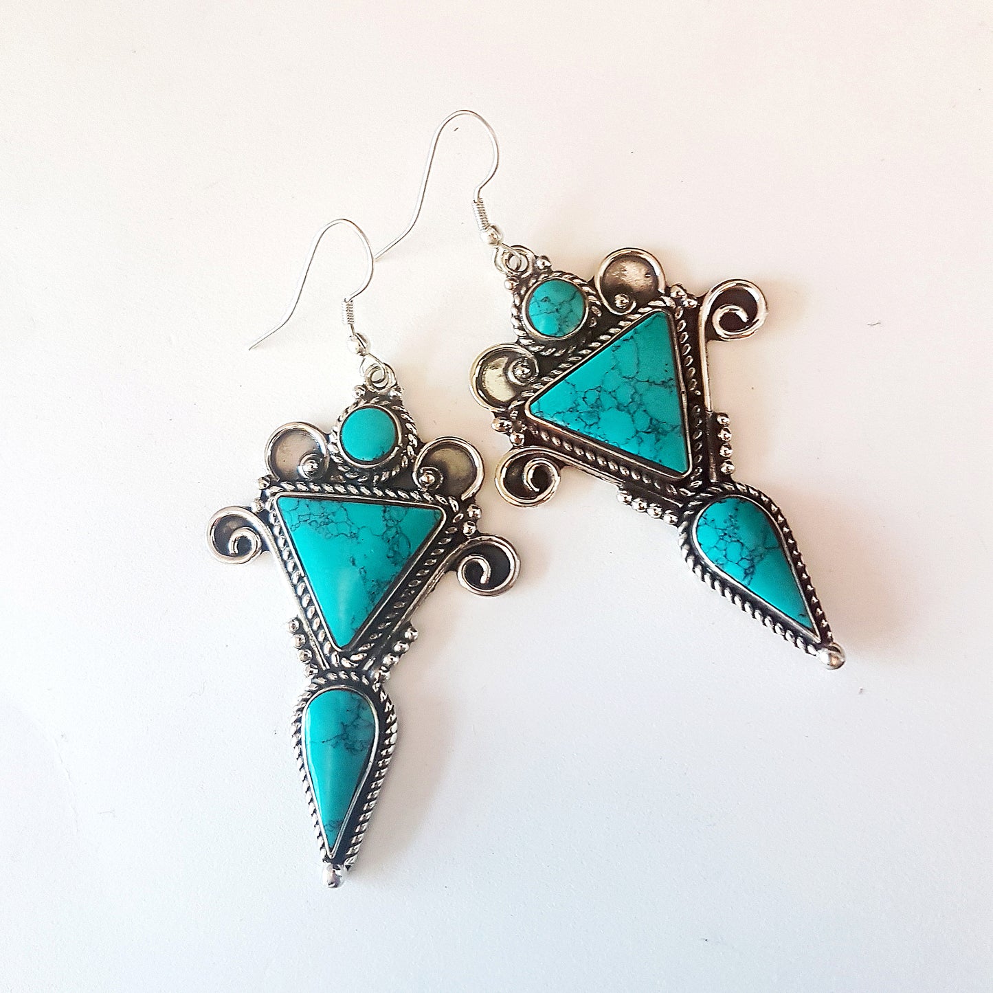 Boucles d'oreilles pendantes style Santa Fe finition turquoise et argent. Bijoux de déclaration ethnique boho gitane. Forme géométrique longue de 3 x 1,5 pouces.