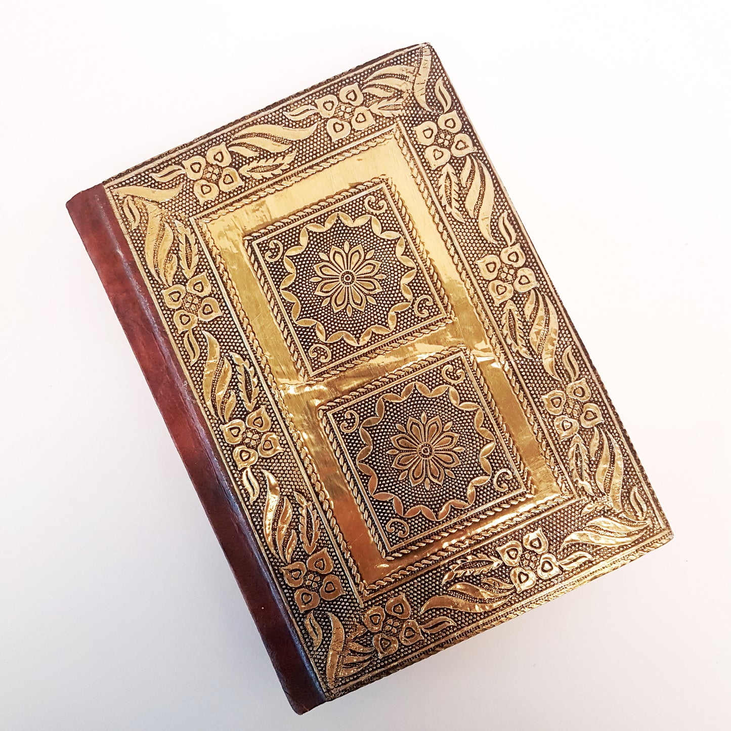 Journal de carnet de croquis en or métallique médiéval 5x7 pouces. Couverture rigide en relief antique. Pour dessiner et journal personnel, écrire.