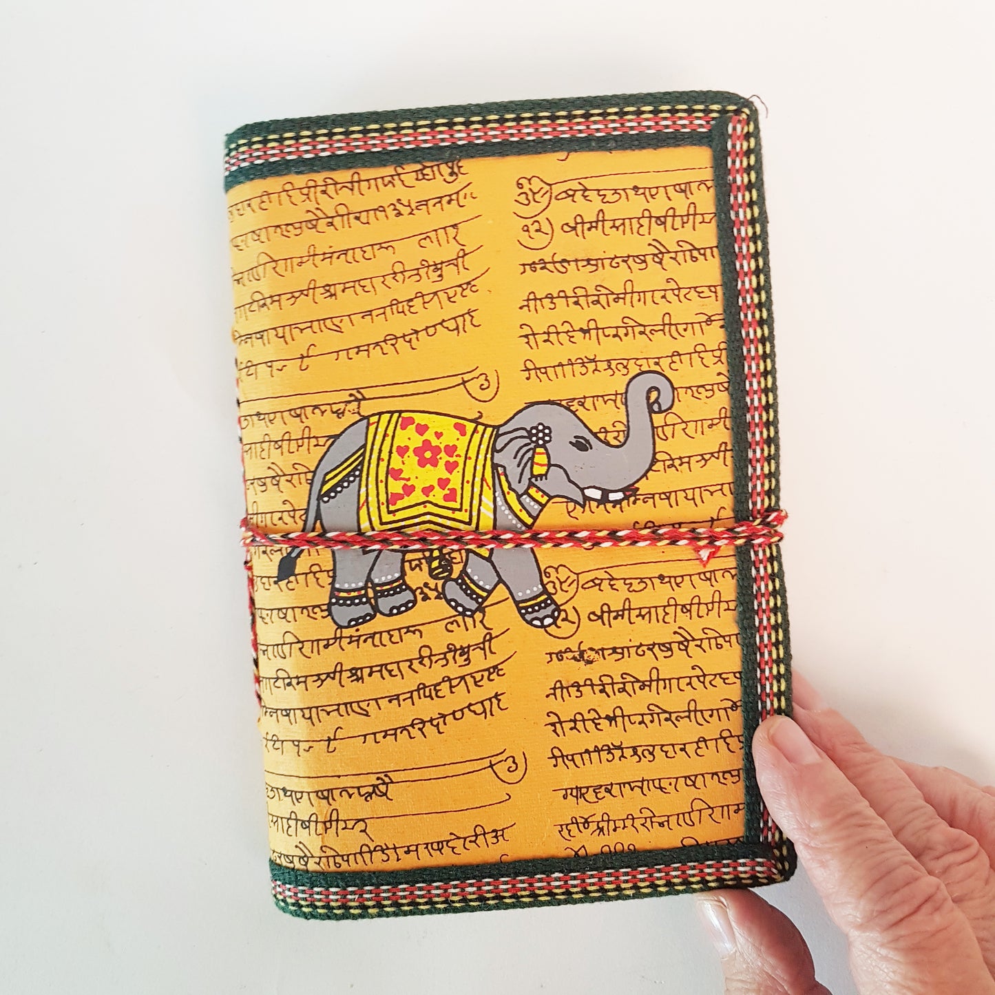 Journal d’éléphant-journal personnel-carnet de croquis 5 x 7 pouces. Conception de mantra sanscrit. Pages papier de qualité.