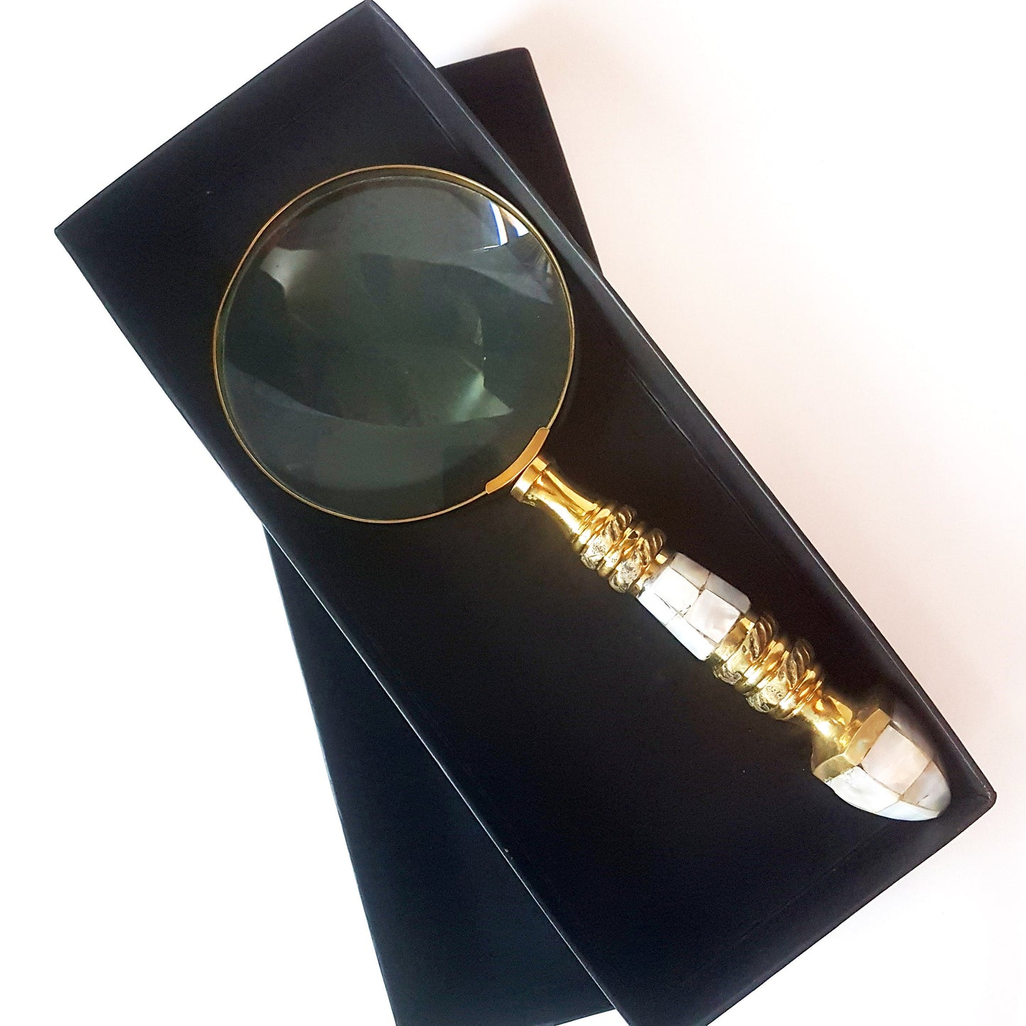 Vintage magnifying glass hand lens in antique brass design. Old world charm. Read small print easily, use for home & hobby. Photos stamps. - Vintage India Ca