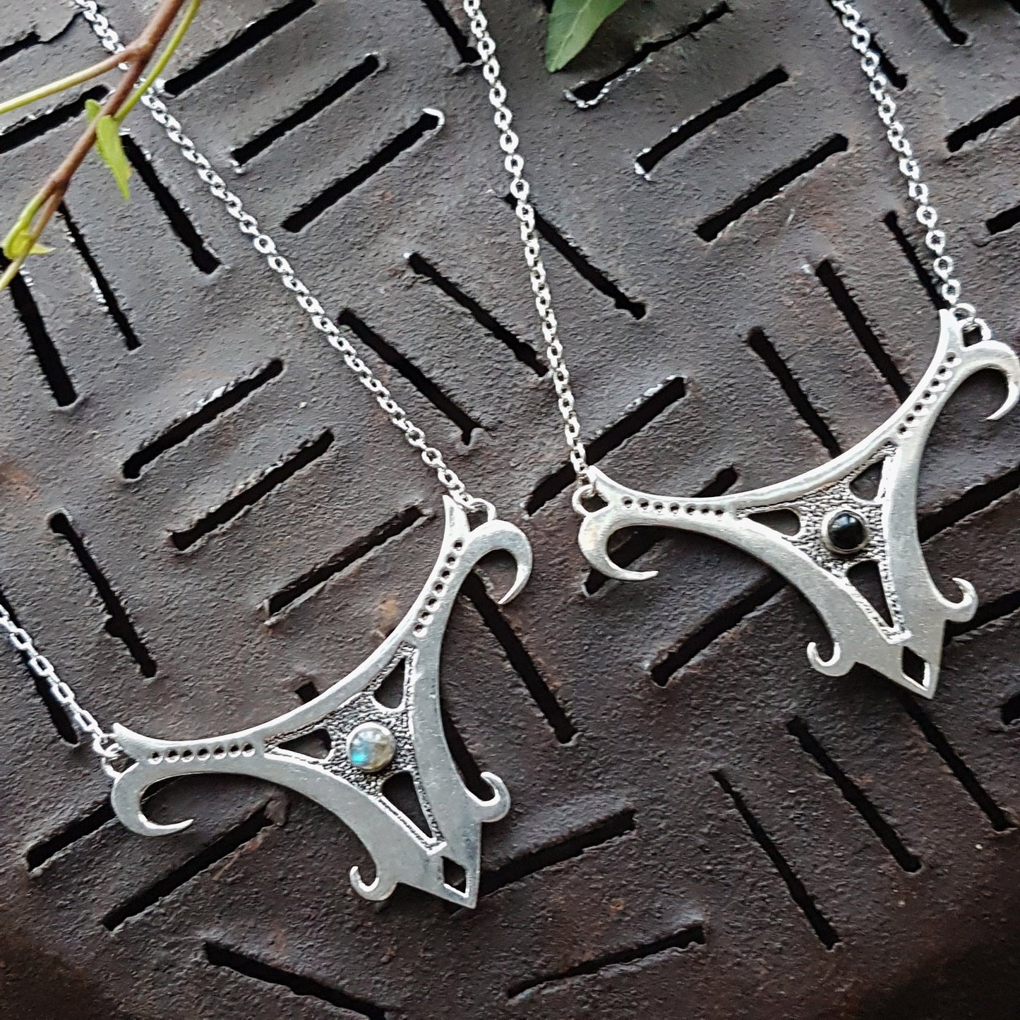 Medieval renaissance silver pendant necklace. Black onyx or labradorite semi precious stone. Celtic design. New Age, esoteric jewelry. - Vintage India Ca