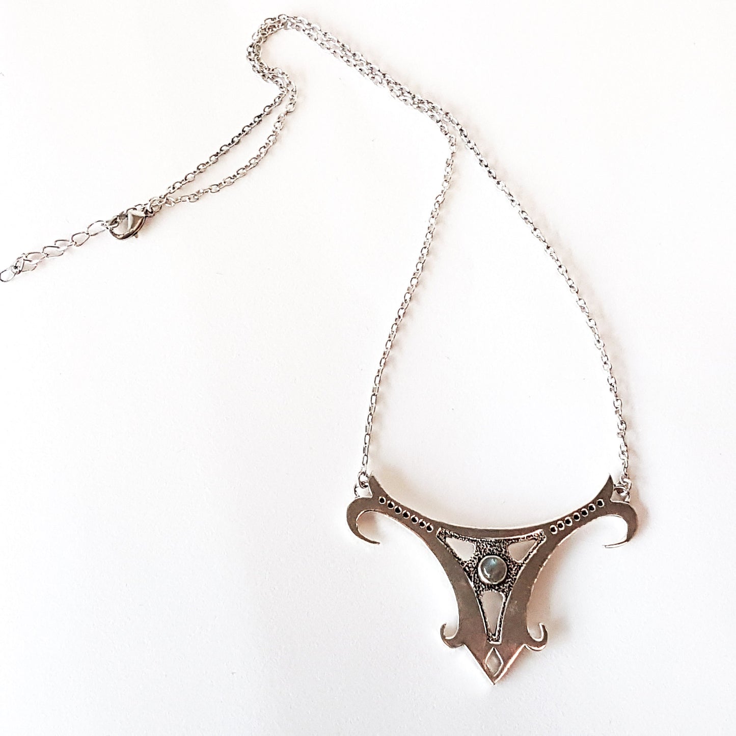 Medieval renaissance silver pendant necklace. Black onyx or labradorite semi precious stone. Celtic design. New Age, esoteric jewelry. - Vintage India Ca