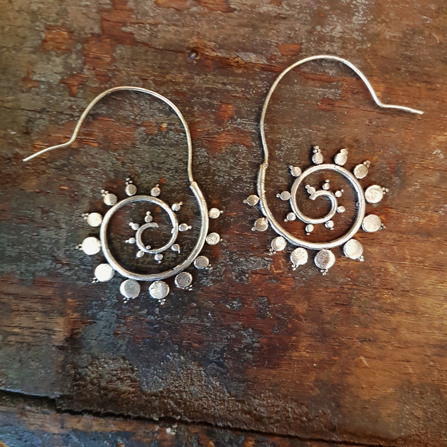 Silver threader earrings in open hoop spiral design. Delicate paisley leaf style. Sophisticated boho look. Silver plated finish. Light wt. - Vintage India Ca