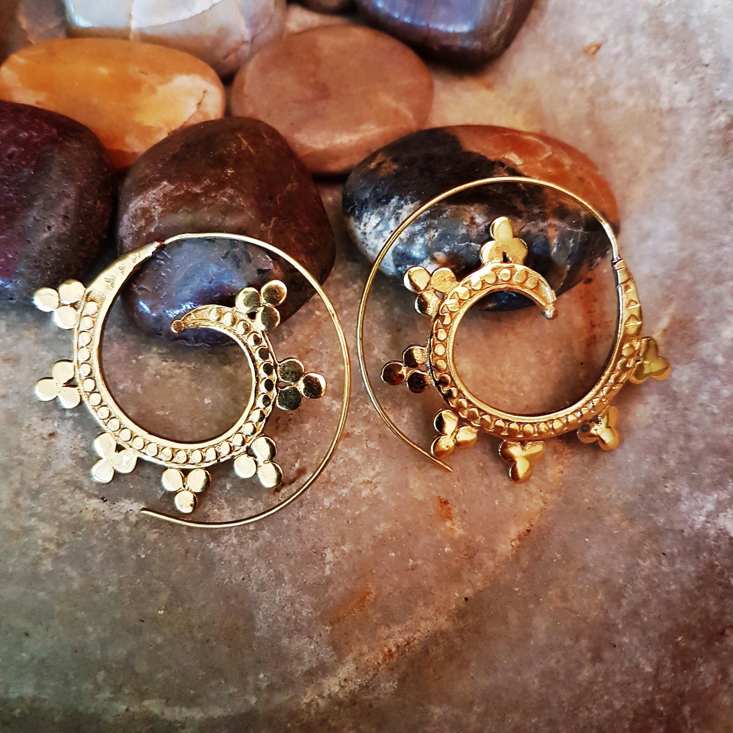 Gold threader earrings in open hoop spiral design. Boho tribal style in a unique hammered metal disc wave pattern. 1.75 inch diameter. - Vintage India Ca