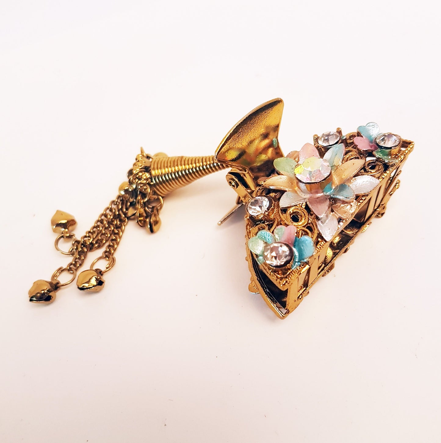 Barrette à pince en métal doré avec strass vintage. Bijoux de cheveux anciens. Pince à cheveux en forme de fleur parsemée de strass or rose et bleu.