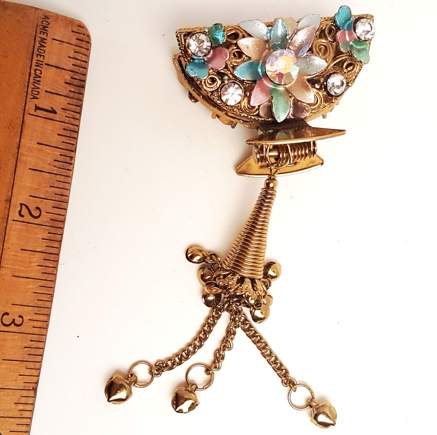 Barrette à pince en métal doré avec strass vintage. Bijoux de cheveux anciens. Pince à cheveux en forme de fleur parsemée de strass or rose et bleu.