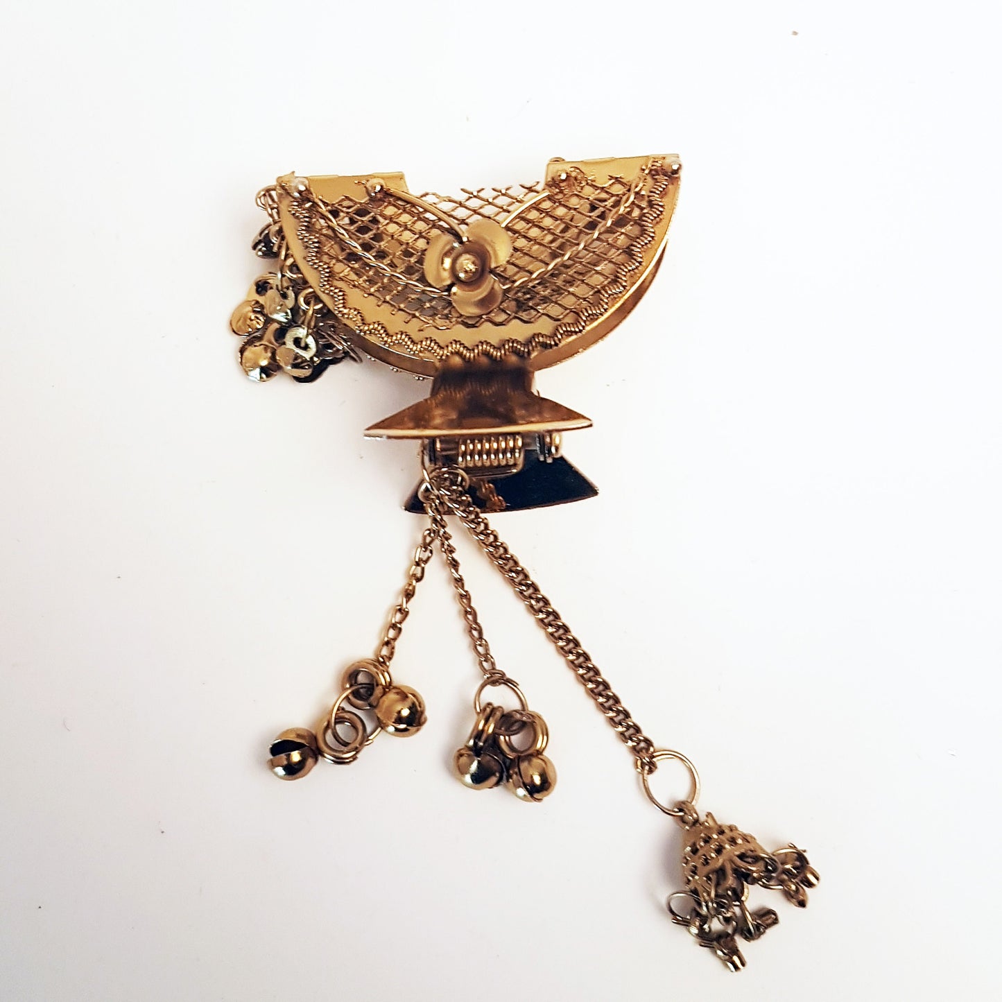 Barrette à pince en métal doré rose vintage. Bijoux de cheveux anciens. Pince à cheveux en filigrane de bronze avec 3 délicats pompons métalliques pendants.