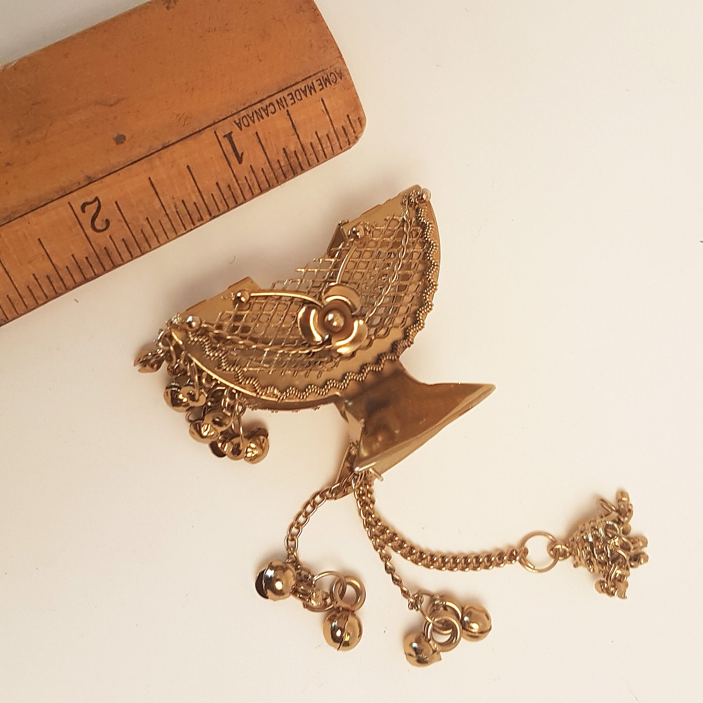 Barrette à pince en métal doré rose vintage. Bijoux de cheveux anciens. Pince à cheveux en filigrane de bronze avec 3 délicats pompons métalliques pendants.