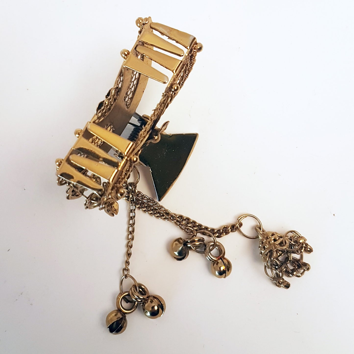 Barrette à pince en métal doré rose vintage. Bijoux de cheveux anciens. Pince à cheveux en filigrane de bronze avec 3 délicats pompons métalliques pendants.
