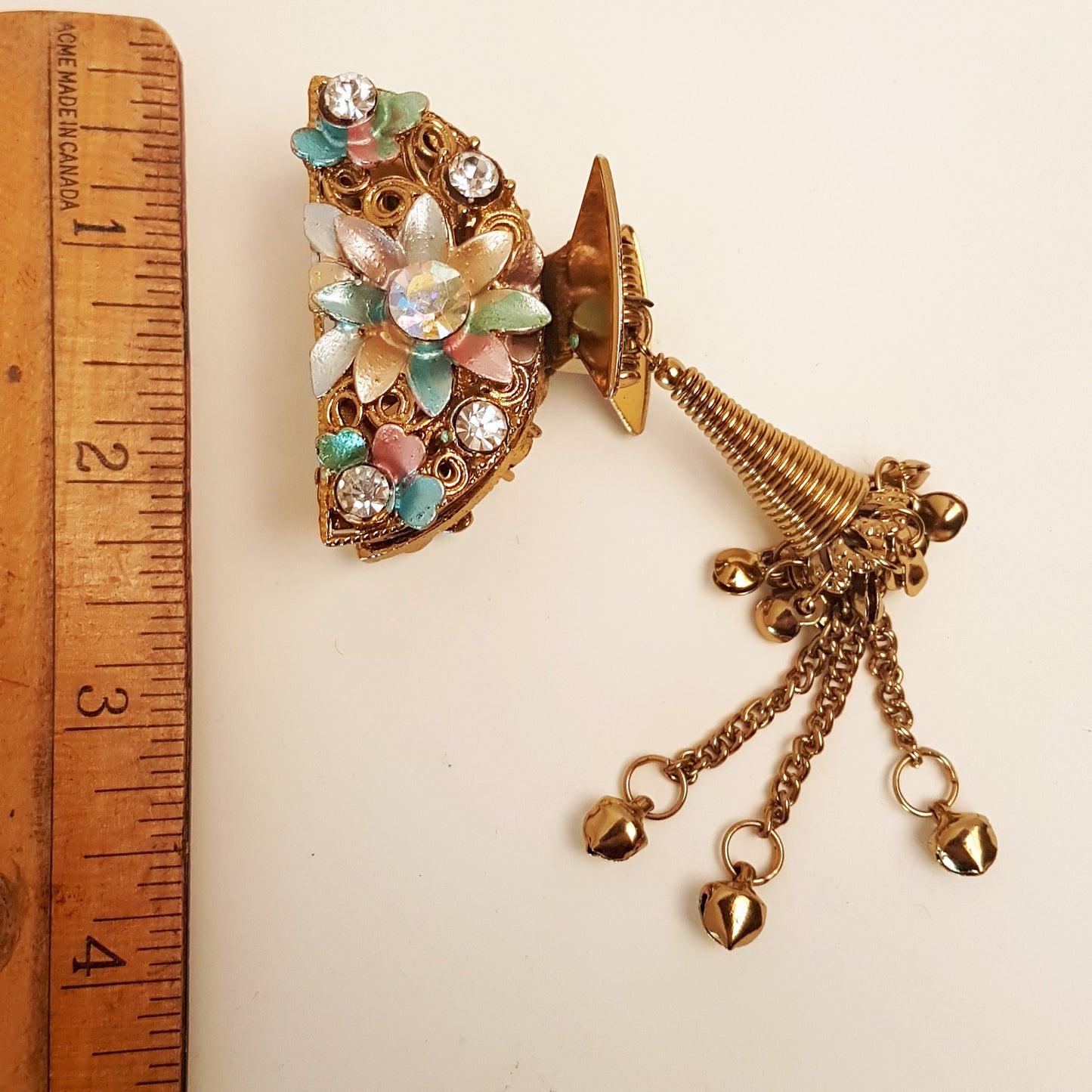 Barrette à pince en métal doré avec strass vintage. Bijoux de cheveux anciens. Pince à cheveux en forme de fleur parsemée de strass or rose et bleu.
